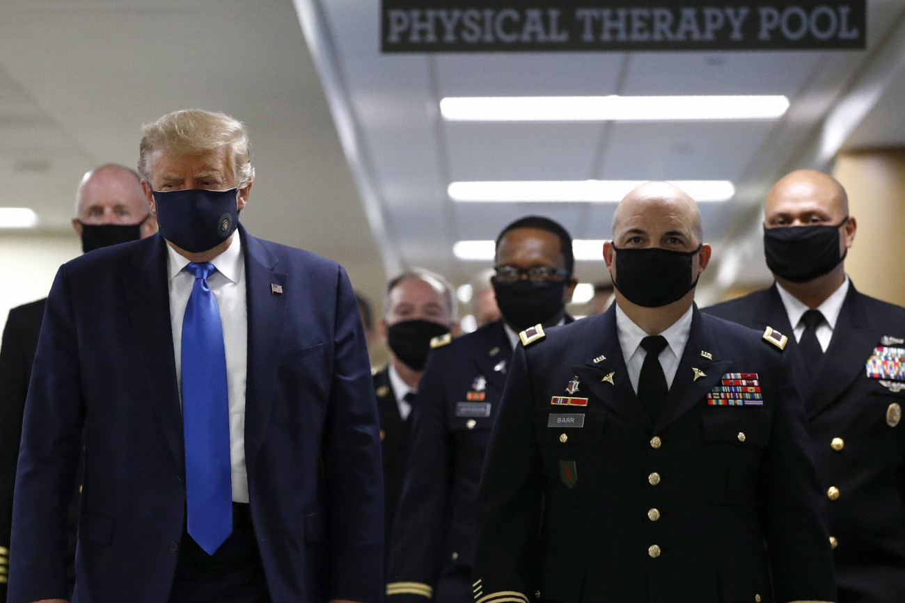 Bethesda, 2020. július 12.
Donald Trump amerikai elnök szájmaszkot visel a Walter Reed katonai egészségügyi központban tett látogatásán a Maryland állambeli Bethesdában 2020. július 11-én. A koronavírus-járvány leginkább az Egyesült Államokat sújtja, eddig 3 355895 fertőzöttet regisztráltak, és 137 405-en életüket veszítették.
MTI/AP/Patrick Semansky