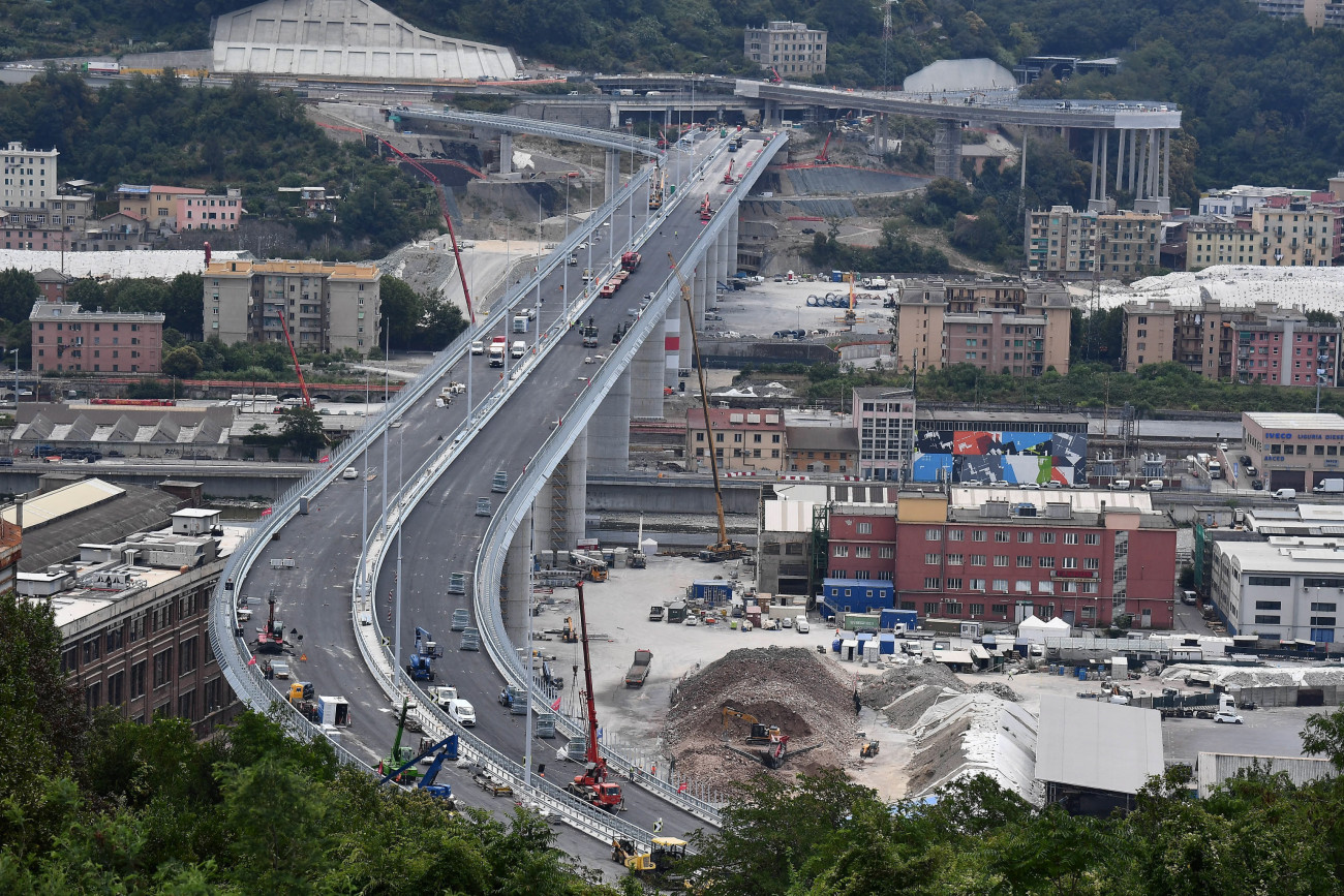 Genova, 2020. július 17.
Építik az új genovai autópályahídat 2020. július 17-én. 2018. augusztus 14-én ismeretlen okból leszakadt a Morandi-hídból egy 210 méteres szakasz, autók zuhantak a mélybe, 43 ember életét vesztette. Az új, tartókábel nélküli acélhíd Renzo Piano olasz építész tervei alapján készül.
MTI/EPA/ANSA/Luca Zennaro