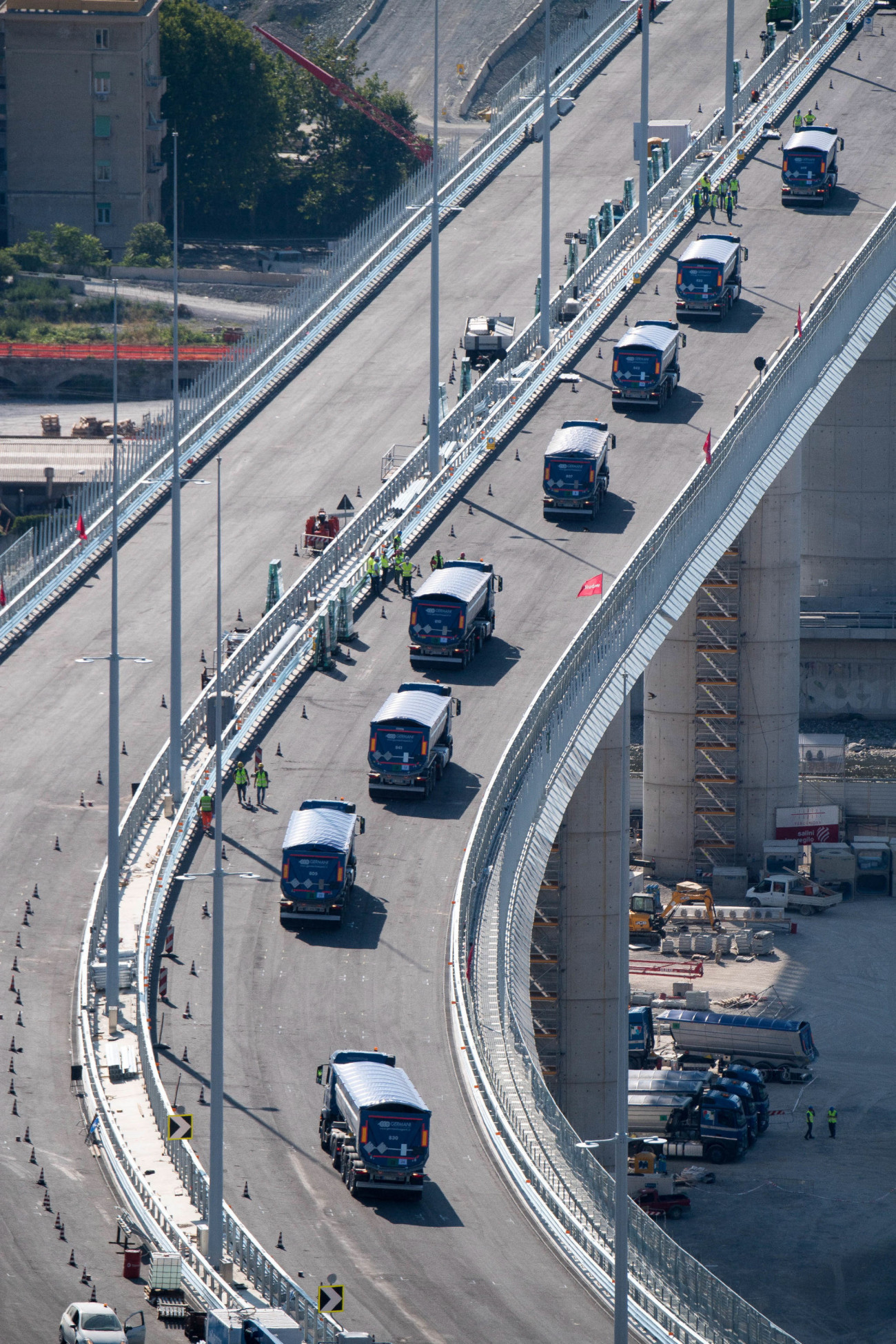 Genova, 2020. július 19.
Nyergesvontató kamionok haladnak át az új genovai autópályahídon 2020. július 19-én. Ötvennégy ilyen teherautó teszi próbára egy héten át az új genovai hidat. 2018. augusztus 14-én ismeretlen okból leszakadt a Morandi-hídból egy 210 méteres szakasz, autók zuhantak a mélybe, 43 ember életét vesztette. Az új, tartókábel nélküli acélhíd Renzo Piano olasz építész tervei alapján készül.
MTI/EPA/ANSA/Luca Zennaro