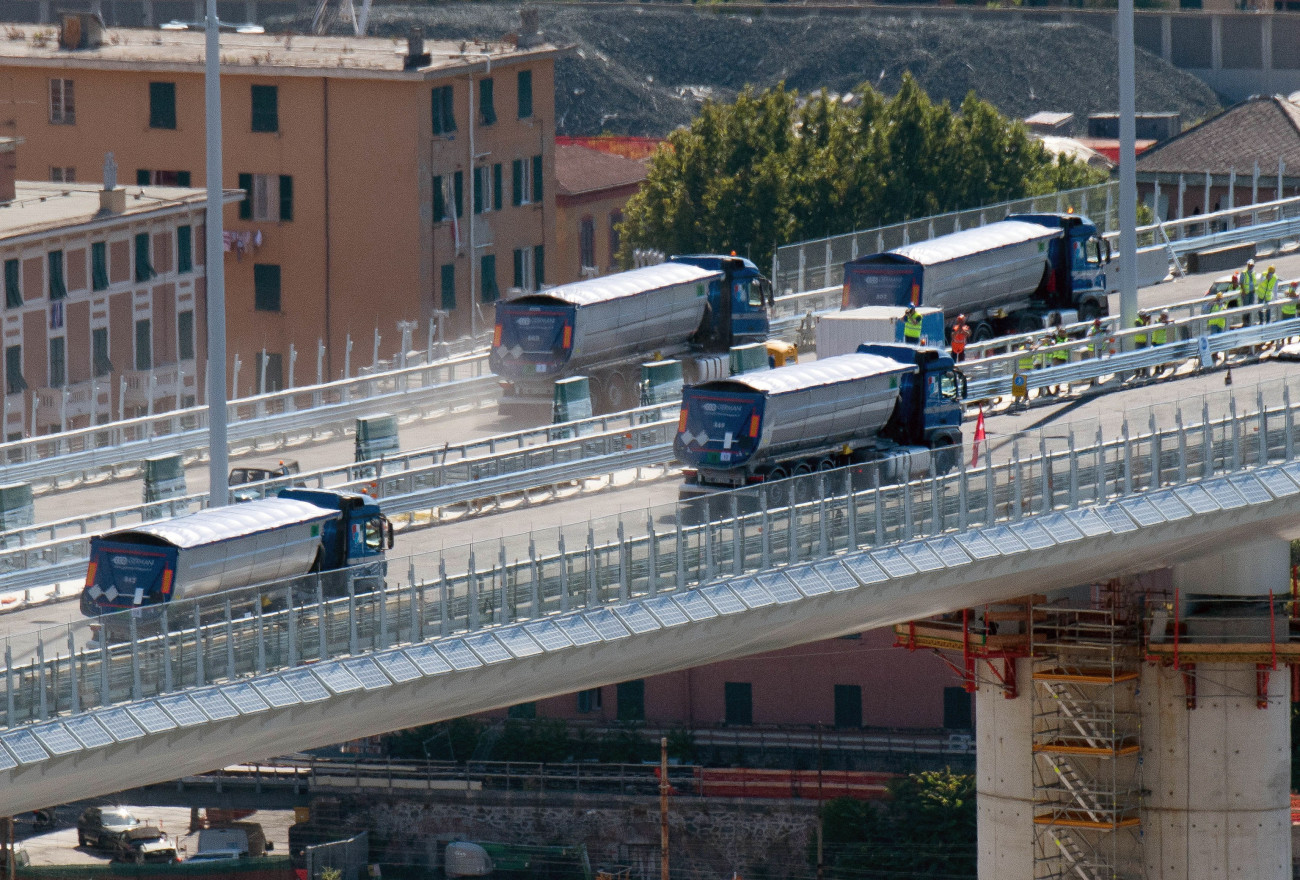 Genova, 2020. július 19.
Nyergesvontató kamionok haladnak át az új genovai autópályahídon 2020. július 19-én. Ötvennégy ilyen teherautó teszi próbára egy héten át az új hidat. 2018. augusztus 14-én ismeretlen okból leszakadt a Morandi-hídból egy 210 méteres szakasz, autók zuhantak a mélybe, 43 ember életét vesztette. Az új, tartókábel nélküli acélhíd Renzo Piano olasz építész tervei alapján készül.
MTI/EPA/ANSA/Luca Zennaro