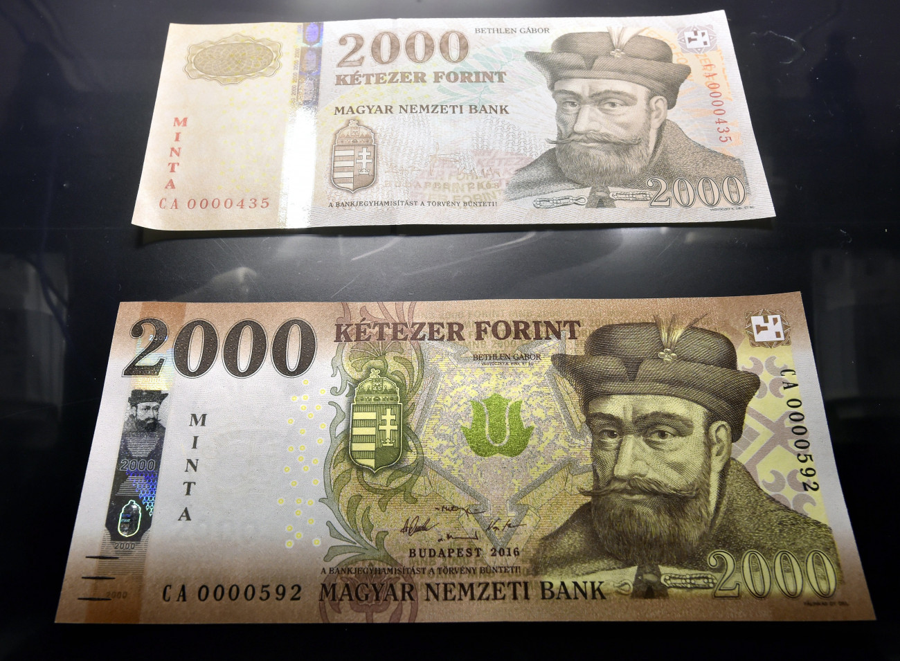 Budapest, 2016. november 14.
Az új 2000 forintos bankjegy mintája (alul) az azonos címletű jelenlegi bankjegy mellett a Magyar Nemzeti Bank (MNB) fővárosi székházában tartott sajtótájékoztatón 2016. november 14-én. Megújulnak a 2000 és az 5000 forintos címletű bankjegyek, az új bankók november 15-étől válnak törvényes fizetőeszközzé, de a készpénzforgalomban csak 2017. március 1-jétől lehet találkozni velük. A jelenlegi bankjegyek 2017. július 31-ig maradnak a készpénzforgalomban.
MTI Fotó: Máthé Zoltán
