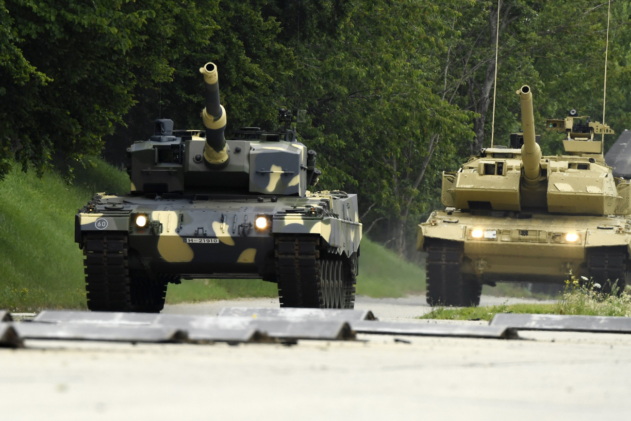 A Magyar Honvédség újbeszerzésű Leopard 2A4HU harckocsija (b) a német Krauss-Maffei Wegmann (KMW) GmbH & Co. KG. müncheni gyárában tartott bemutatón 2020. július 3-án. Ebből a típusból összesen 12 darab érkezik hamarosan, majd további 44 darab Leopard 2A7+HU harckocsit (j) pedig 2023-tól szállítanak hazánkba.
MTI/Koszticsák Szilárd