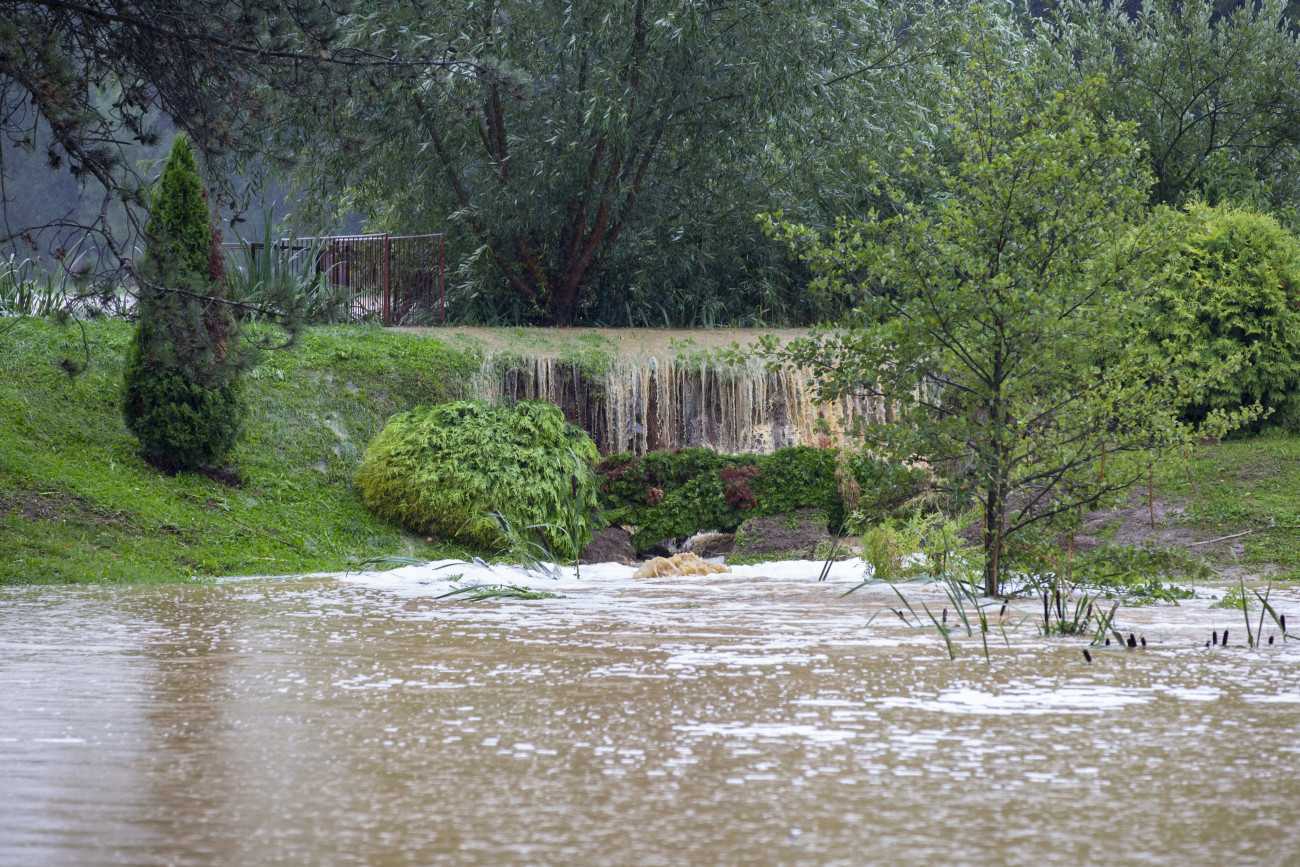 Víz folyik ki a nagy esőzés miatt megtelt tó gátjának teteje felett a Zala megyei Surdon 2020. július 25-én. Megelőzésként négy házból hét embert telepítettek ki a településen, mert fennáll a veszélye annak, hogy átszakad a község központjában lévő tó gátja az extrém mennyiségű csapadék miatt.
MTI/Varga György