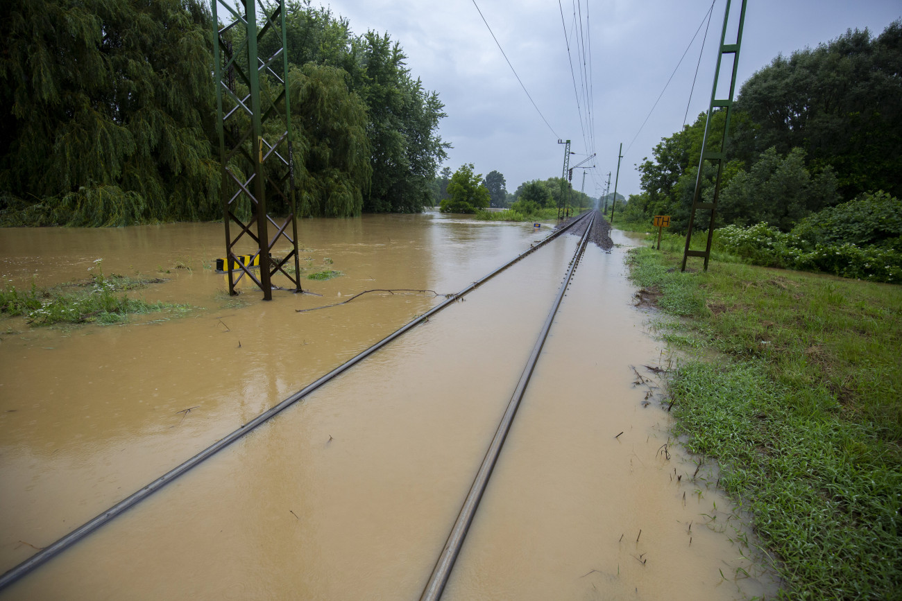 Zalaszentjakab, 2020. július 25.
A nagy esőzés miatt vízben álló vasúti sínek a Budapest-Nagykanizsa vonalon Zalaszentjakabnál 2020. július 25-én.
MTI/Varga György