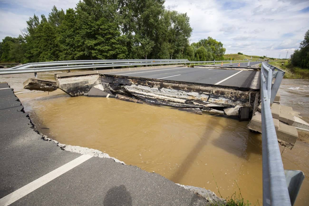 Nagyatád, 2020. július 26.
A heves esőzés miatt megáradt Rinya-patak leszakadt hídja a 68-as főút Nagyatádot elkerülő szakaszán 2020. július 26-án.
MTI/Varga György