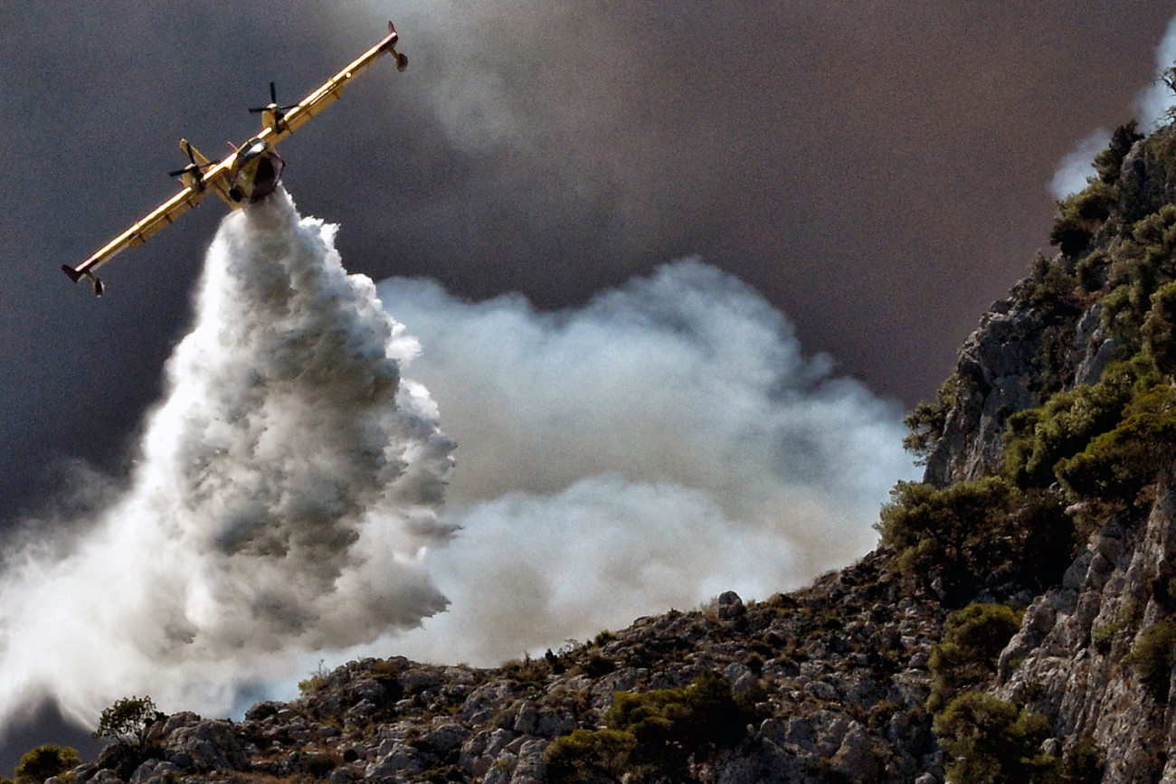 Erdőtüzet oltanak repülőgépről a görögországi Korinthosz közelében fekvő Kehriész térségében 2020. július 22-én. A tűz miatt három környékbeli településről kiköltöztették a lakókat.
MTI/EPA/ANA-MPA/Vaszilisz Pszomasz