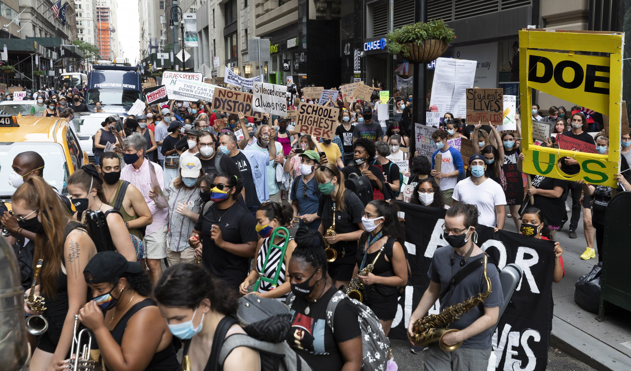 New York, 2020. augusztus 4.
Az iskolák újranyitása ellen tiltakoznak résztvevők a tanárok, diákok és szülők által szervezett tüntetésen New Yorkban 2020. augusztus 3-án. A szervezők szerint az iskolák nincsenek felkészülve a diákok fogadására a koronavírus-járvány idején.
MTI/EPA/Justin Lane