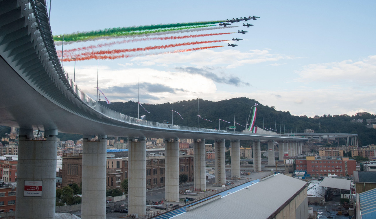 Genova, 2020. augusztus 3.
Az olasz légierő Frecce Tricolori nevű akrobatacsoportjának gépei az olasz nemzeti színeket festik az égre a 2018 augusztusában leomlott genovai Morandi-híd helyére épített új híd átadási ünnepségén 2020. augusztus 3-án. A Renzo Piano olasz építész tervei alapján megépített híd a Genova városát oltalmazó Szent Györgyről kapta a nevét. 2018. augusztus 14-én leszakadt a Morandi-hídból egy 210 méteres szakasz, autók zuhantak a mélybe, 43 ember életét vesztette.
MTI/EPA-ANSA/Luca Zennaro