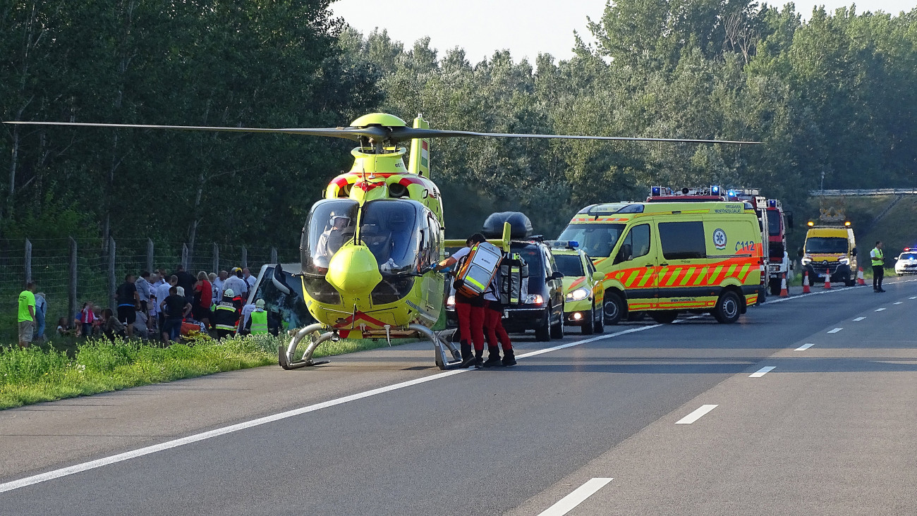 Kiskunfélegyháza, 2020. augusztus 9.
Mentőhelikopter és mentők árokba borult külföldi utasszállító autóbusznál, miután a gépjármű tisztázatlan körülmények között letért az útról az M5-ös autópálya Budapest felé vezető oldalán a 115-ös kilométerszelvényben, Kiskunfélegyháza térségében 2020. augusztus 9-én. A balesetben meghalt egy ember, további 34-en pedig megsérültek. A turistabusz Lengyelországból hozott utasokat Magyarországra.
MTI/Donka Ferenc