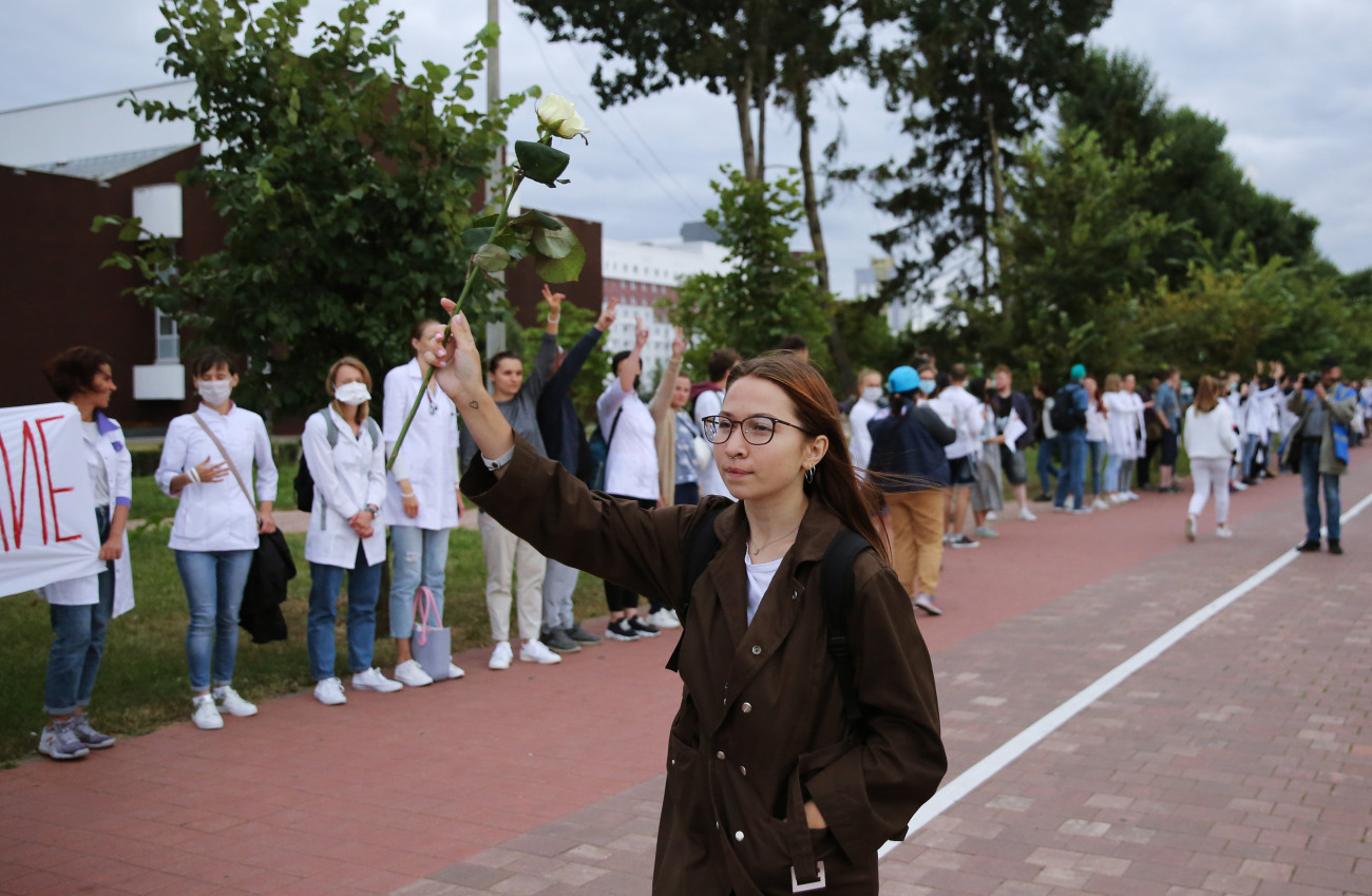Minszk, 2020. augusztus 13.
Egészségügyi dolgozók élőlánccal tiltakoznak a tüntetőkkel szembeni erőszakos hatósági fellépés ellen Minszkben 2020. augusztus 12-én, három nappal a fehéroroszországi elnökválasztás után. Az Aljakszandr Lukasenka elnök újraválasztása elleni demonstrációkon az utóbbi három napban mintegy hatezer embert vettek őrizetbe. A hivatalos, de az ellenzék által vitatott adatok szerint Lukasenka 80,08 százalékot, míg legfőbb ellenfele, Szvjatlana Cihanouszkaja 10,09 százalékot szerzett a választáson. Cihanouszkaja, aki hatósági nyomásra, elhagyta az országot, saját magát tartja a választás győztesének.
MTI/EPA/Jauhen Jercsak