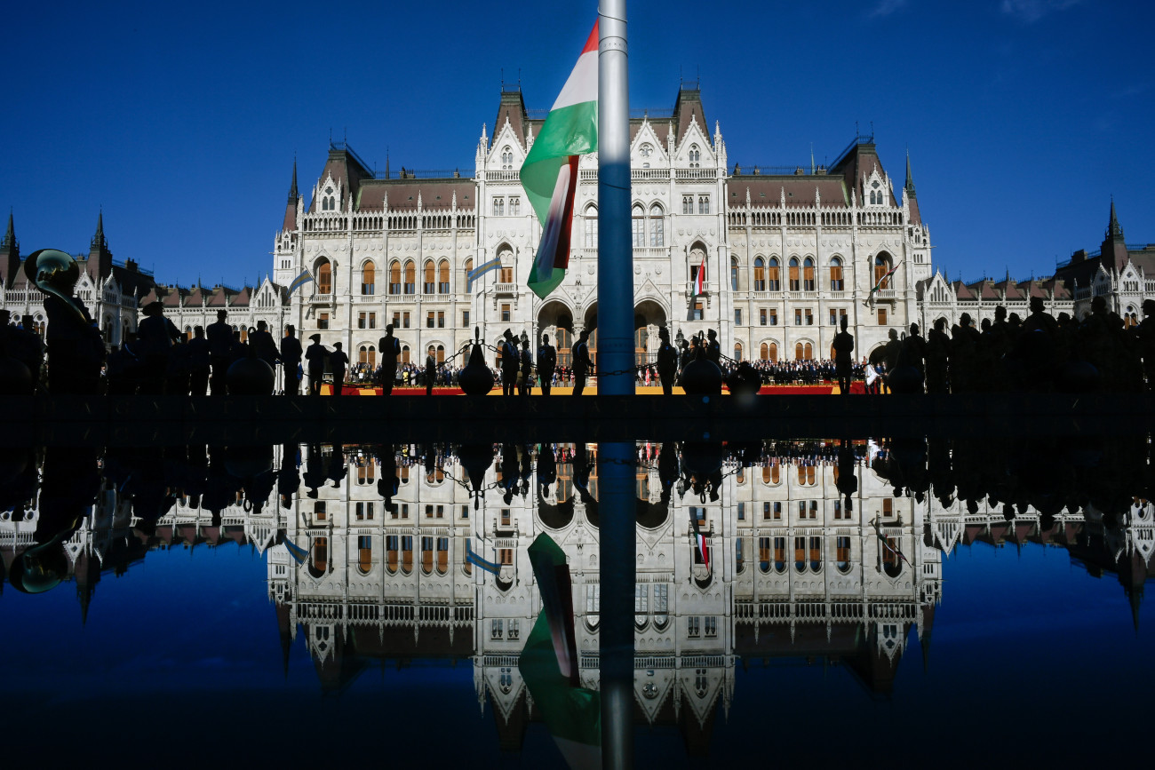 Budapest, 2020. augusztus 20.
Katonai tiszteletadás mellett, a közjogi méltóságok jelenlétében felvonják Magyarország nemzeti lobogóját az államalapító Szent István király ünnepe alkalmából tartott díszünnepségen és tisztavatáson az Országház előtt, a Kossuth Lajos téren 2020. augusztus 20-án.
MTI/Koszticsák Szilárd