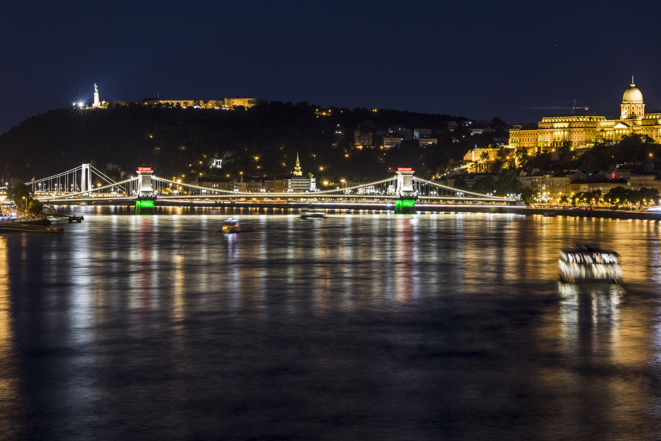 Budapest, 2020. augusztus 20.
A nemzeti színnel kivilágított Lánchíd az államalapítás és az államalapító Szent István király ünnepén 2020. augusztus 20-án.
MTI/Mónus Márton