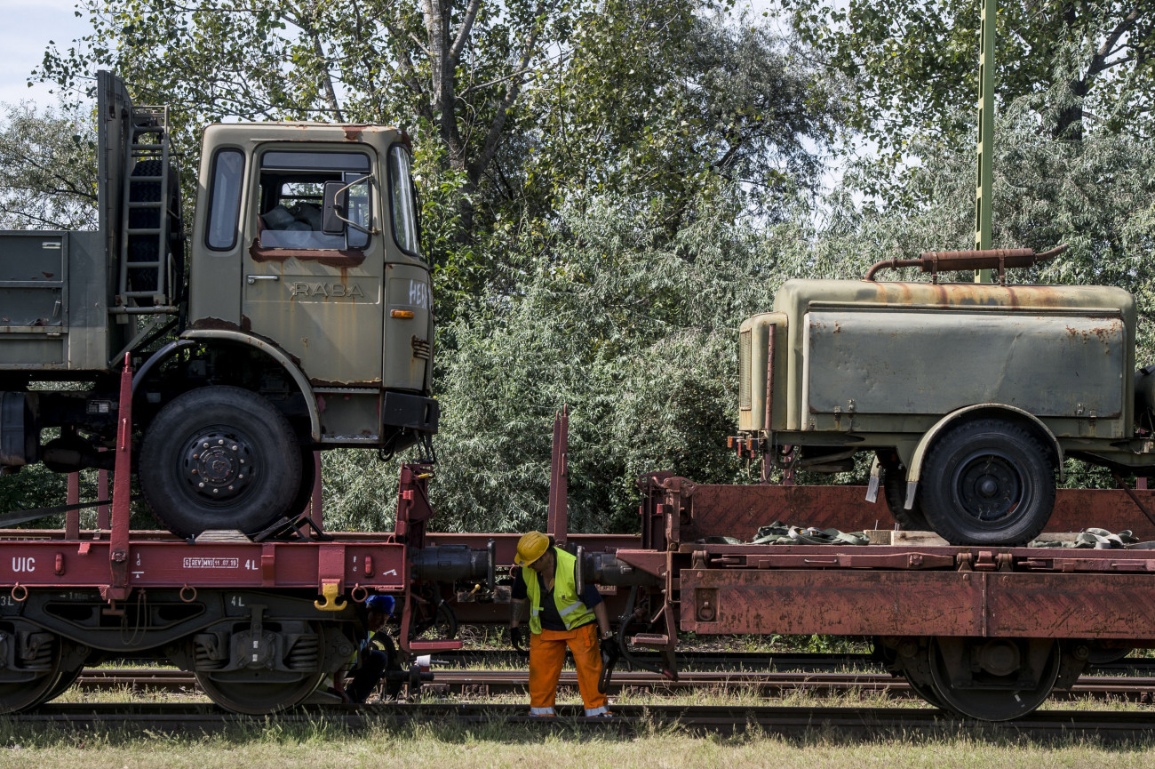 Kecskemét, 2020. augusztus 24.
Vasúti kocsikra rakják és elszállítják az üzemképtelen, elavult vagy nem javítható technikai eszközöket, köztük teherautókat a kecskeméti repülőbázisról 2020. augusztus 24-én.
MTI/Ujvári Sándor