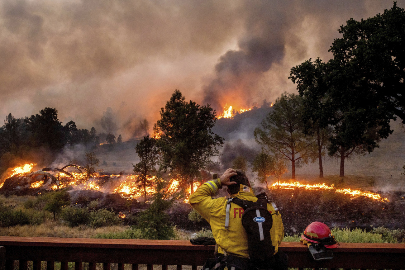 Napa megye, 2020. augusztus 22.
Erdőtűz lángjait figyeli egy tűzoltó a kaliforniai Napa megyében 2020. augusztus 21-én. A Kaliforniában pusztító bozóttüzek miatt mintegy 120 ezer embernek kellett elhagynia otthonát, hatan életüket vesztették.
MTI/FR34727 AP/Noah Berger