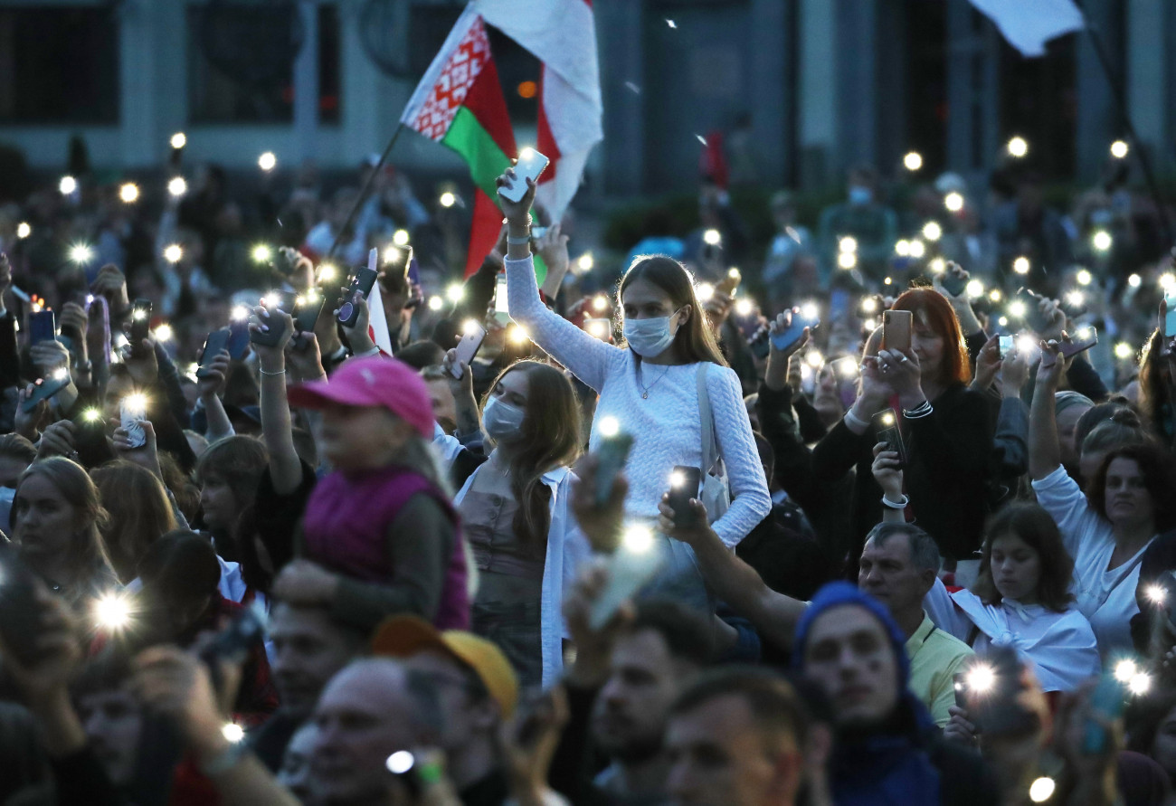 Minszk, 2020. augusztus 25.
Az elnökválasztás eredménye ellen tiltakozó tüntetés Minszkben 2020. augusztus 25-én. Az augusztus 9-i elnökválasztás óta mindennaposak a tüntetések Fehéroroszországban, mert a tiltakozók szerint Aljakszandr Lukasenka fehérorosz elnök csalással győzött.
MTI/EPA/Taccjana Zenkovics