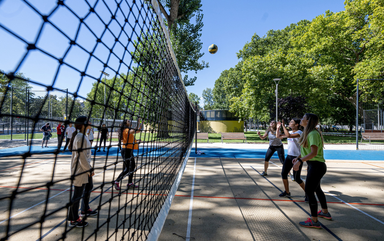 Budapest, 2020. szeptember 2.
A Liget Budapest Projekt részeként elkészült új Városligeti Sportcentrum röplabdapályája a sajtóbejárás napján, 2020. szeptember 2-án. A közönség szeptember 3-tól veheti birtokba az új sportközpontot, amely az Ajtósi Dürer sor - Dózsa György út kereszteződéséhez közeli 3,5 hektáros parkrészen épült meg. A sportcentrumban műfüves labdarúgópálya lelátóval, kosárlabdaaréna, három multifunkciós sportpálya, kondipark, terepügyességi park mászófallal, pumptrack pályával, valamint tizenhárom sakkasztal, négy pingpongasztal, két teqballasztal, női, férfi és akadálymentesített öltözők, valamint ivókutak, kerékpártárolók is helyet kaptak.
MTI/Szigetváry Zsolt