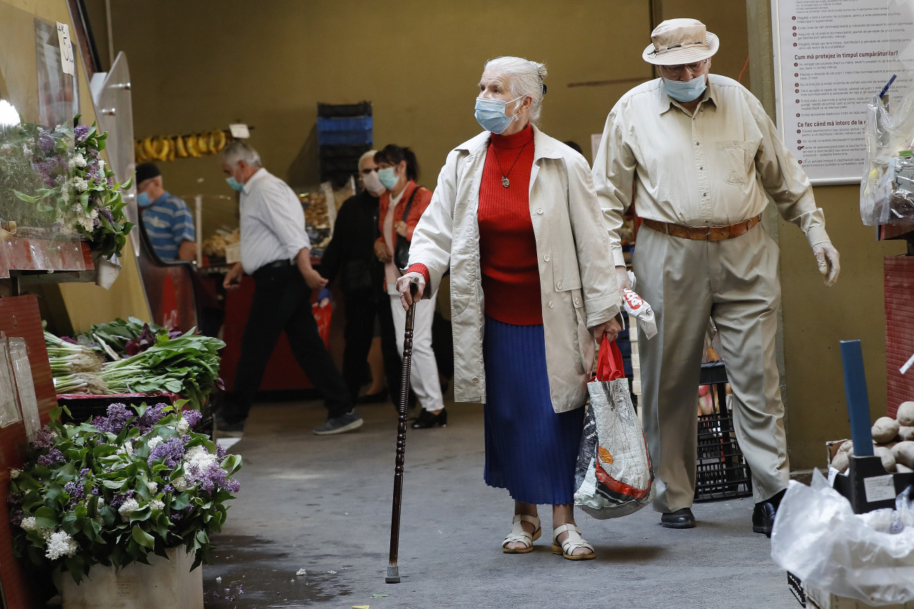 Védőmaszkot viselő idős pár egy bukaresti piacon. 2020. április 29-én, a koronavírus-járvány idején. A kormány legutóbbi határozata szerint az idősek csak reggel hét és tizenegy óra, valamint este hét és tíz között hagyhatják el otthonaikat és mehetnek vásárolni.
MTI/EPA/Robert Ghement