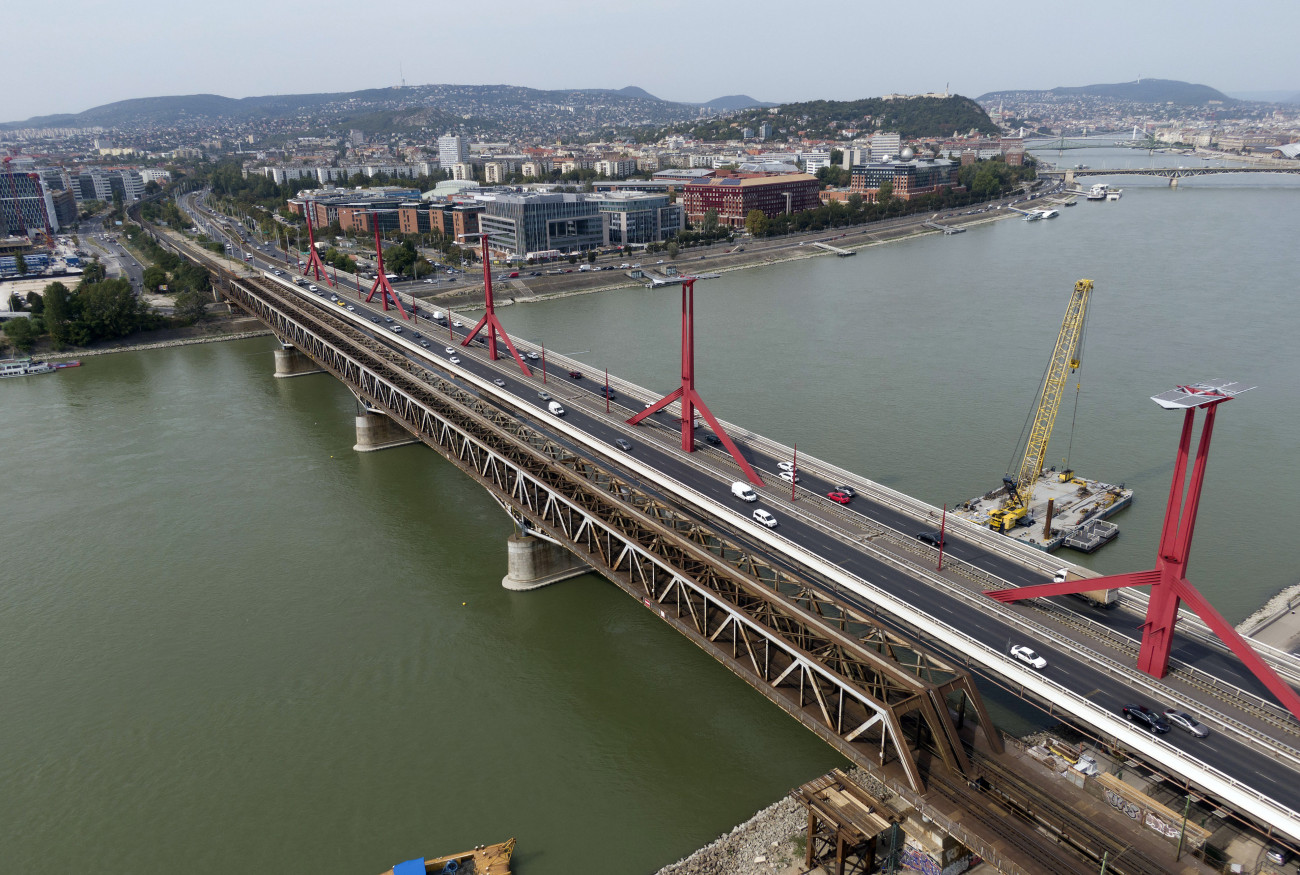 Budapest, 2020. szeptember 16.
A felújítás és átépítés alatt álló déli összekötő vasúti híd, valamint a Rákóczi híd 2020. szeptember 16-án.
MTI/Máthé Zoltán