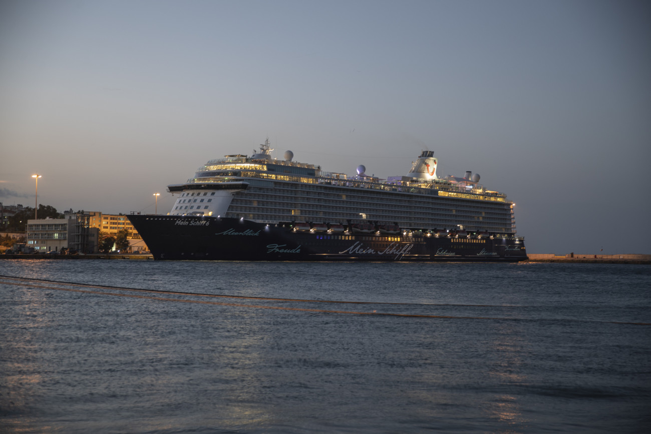 Pireusz, 2020. szeptember 29.
A Mein Schiff 6 máltai óceánjáró horgonyoz Pireusz kikötőjében 2020. szeptember 29-én. Helyi hatóságok szerint a legénység 12 tagja koronavírussal fertőzött, őket elszigetelték a hajó fedélzetén tartózkodó 1500 utastól.
MTI/AP/Pétrosz Jannakurisz