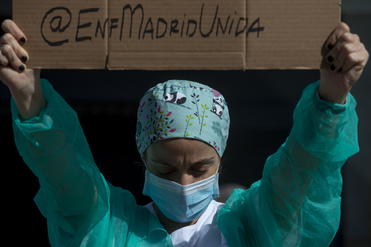 Madrid, 2020. október 5.
A koronavírus-járvány miatt védőmaszkot viselő egészségügyi dolgozó feltart egy táblát, miközben magasabb fizetést és jobb munkakörülményeket követel a madridi La Paz kórház bejárata előtt 2020. október 5-én. A kórház intenzív osztálya újra megtelt koronavírussal fertőzött betegekkel.
MTI/AP/Manu Fernández
