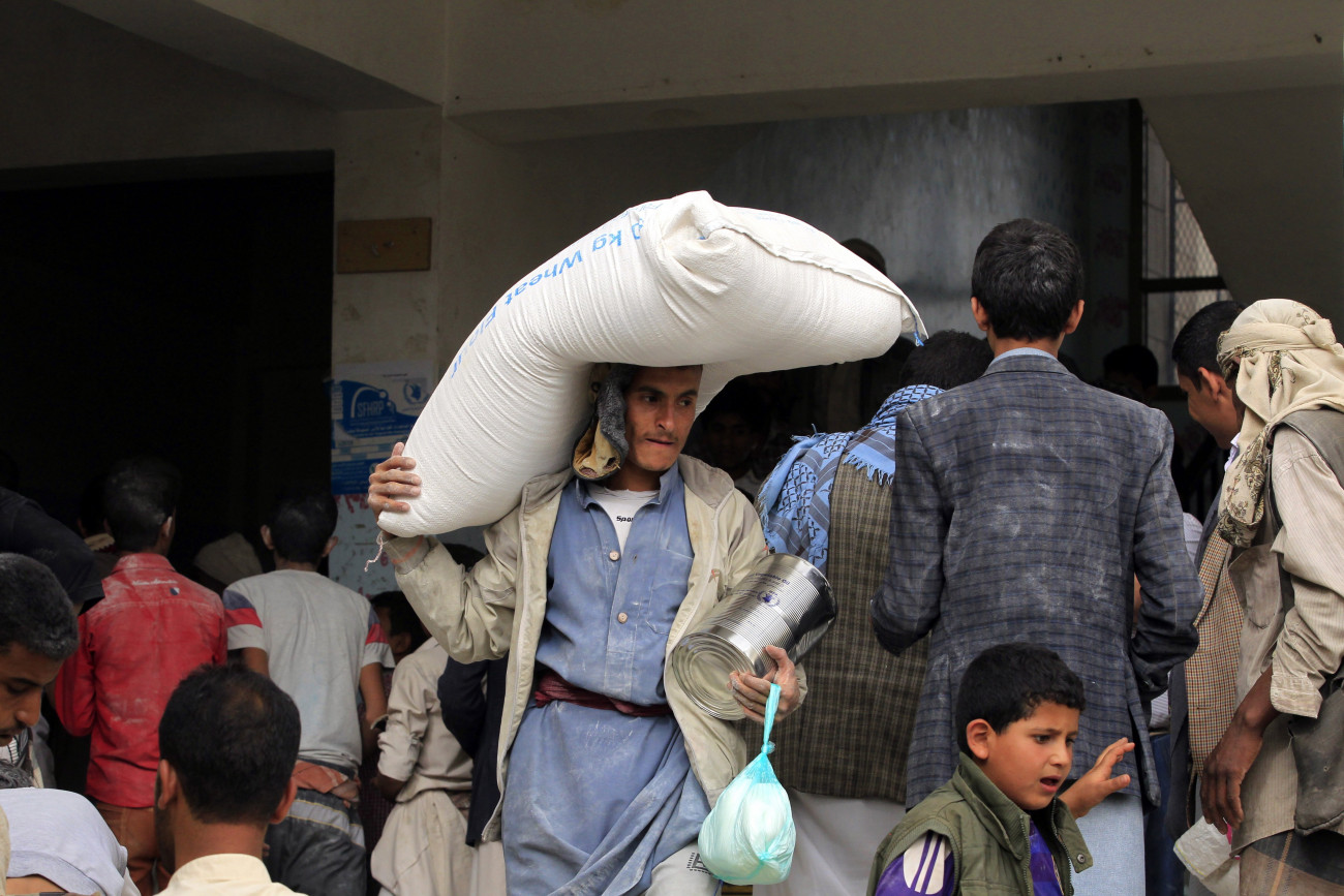 Szanaa, 2018. július 5.
Az ENSZ Világélelmezési Program (WFP) nevű segélyszervezetének élelmiszersegélyét veszik át jemeni férfiak a főváros, Szanaa egyik elosztóközpontjában 2018. július 4-én. A világ egyik legsúlyosabb humanitárius válsága sújtja a polgárháború dúlta 26 milliós népességű közel-keleti országot, ahol a lakosság kétharmada nem jut elegendő élelmiszerhez, ebből 8,4 millió ember súlyos nélkülözésnek van kitéve. (MTI/EPA/Jajha Arhab)