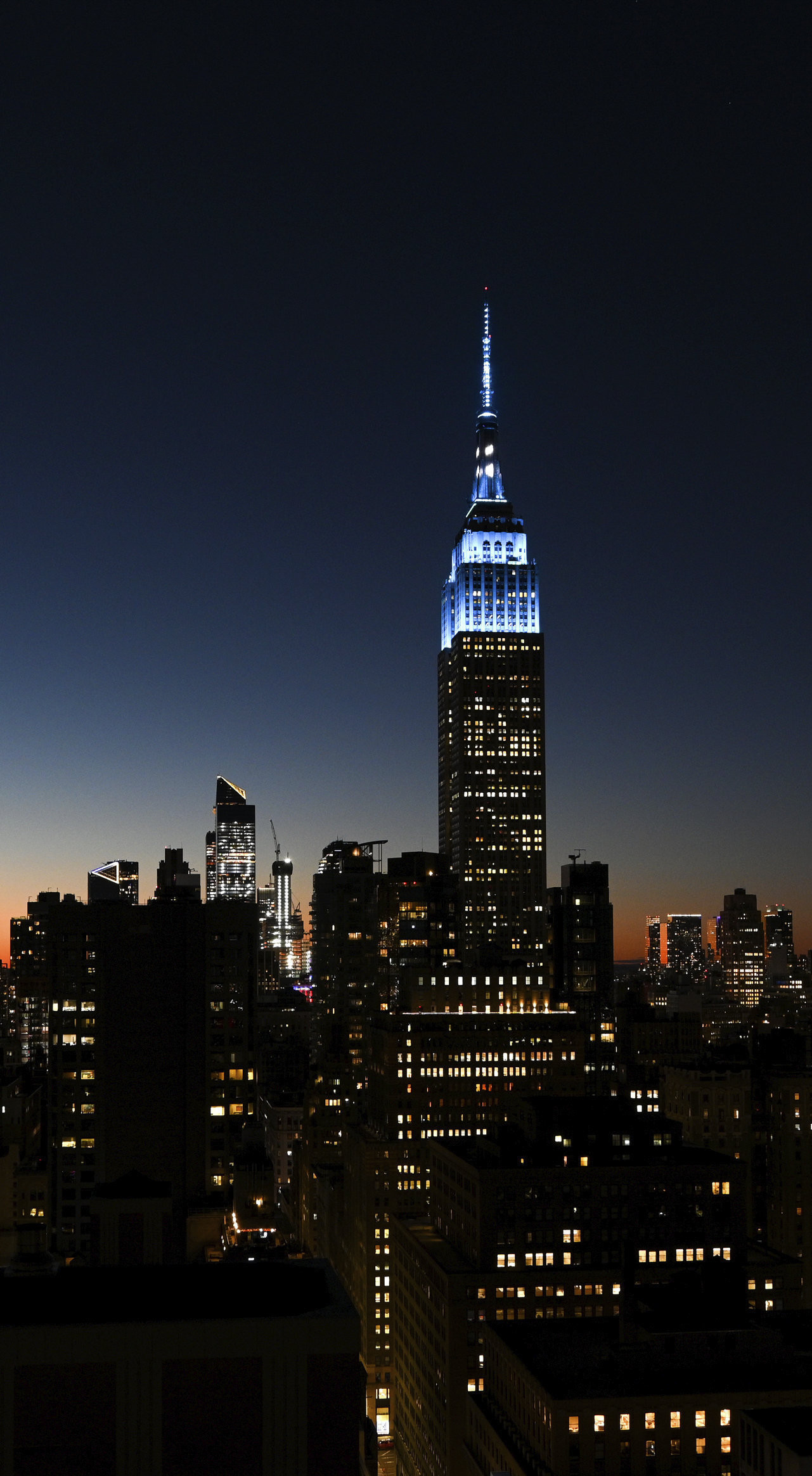 New York, 2020. október 9.
Kék fénnyel világították meg a New York-i Empire State Building épületét 2020. október 8-án, John Lennon, a Beatles egykori brit popzenekar meggyilkolt tagja születésének 80. évfordulója alkalmából. John Lennon 1940. október 9-én született Liverpoolban.
MTI/AP/Evan Agostini