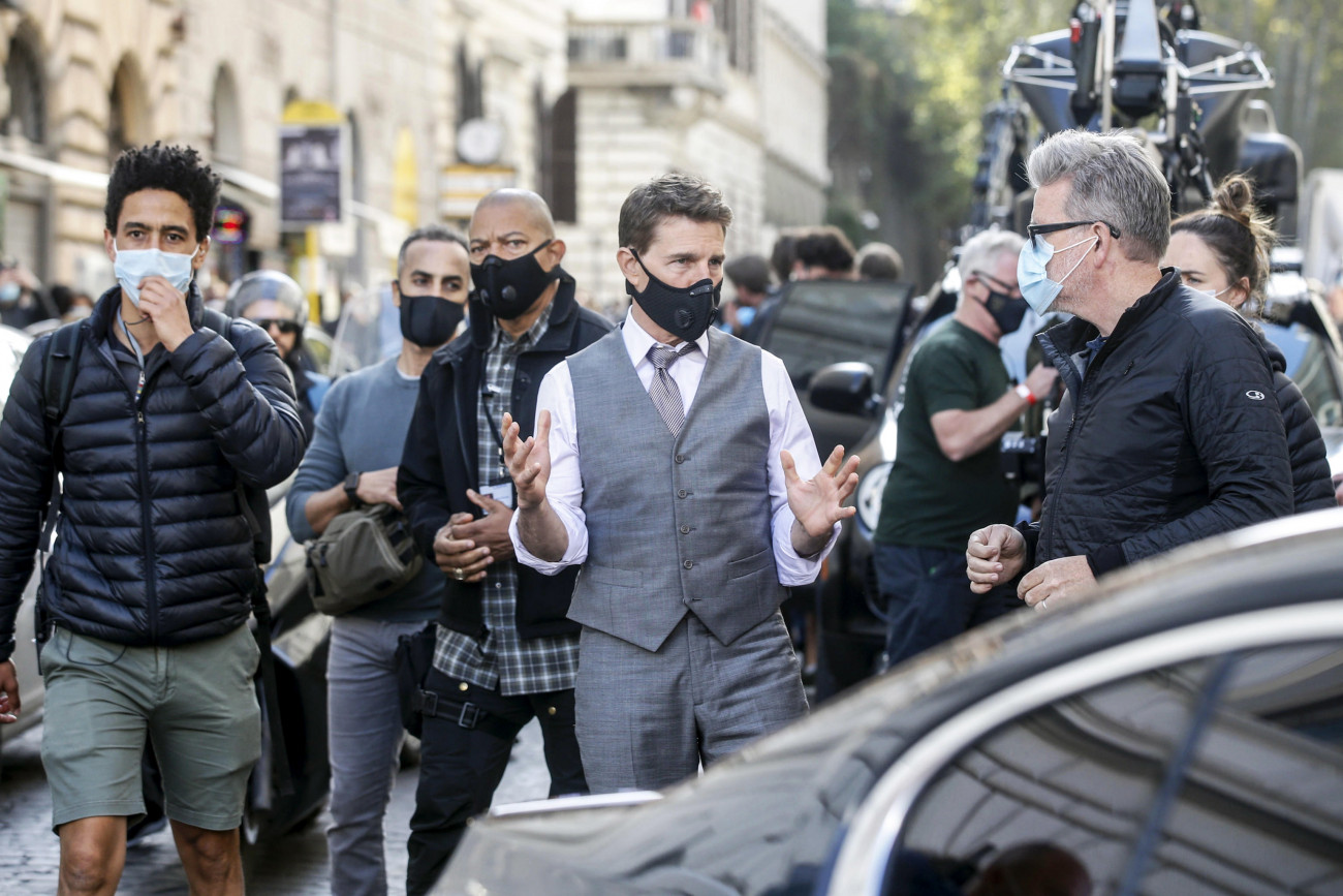 Tom Cruise amerikai színész (k) és Christopher McQuarrie amerikai rendező (j) a Mission Impossible  Lybra című film forgatásán Rómában 2020. október 9-én.
MTI/EPA/ANSA/Fabio Frustaci