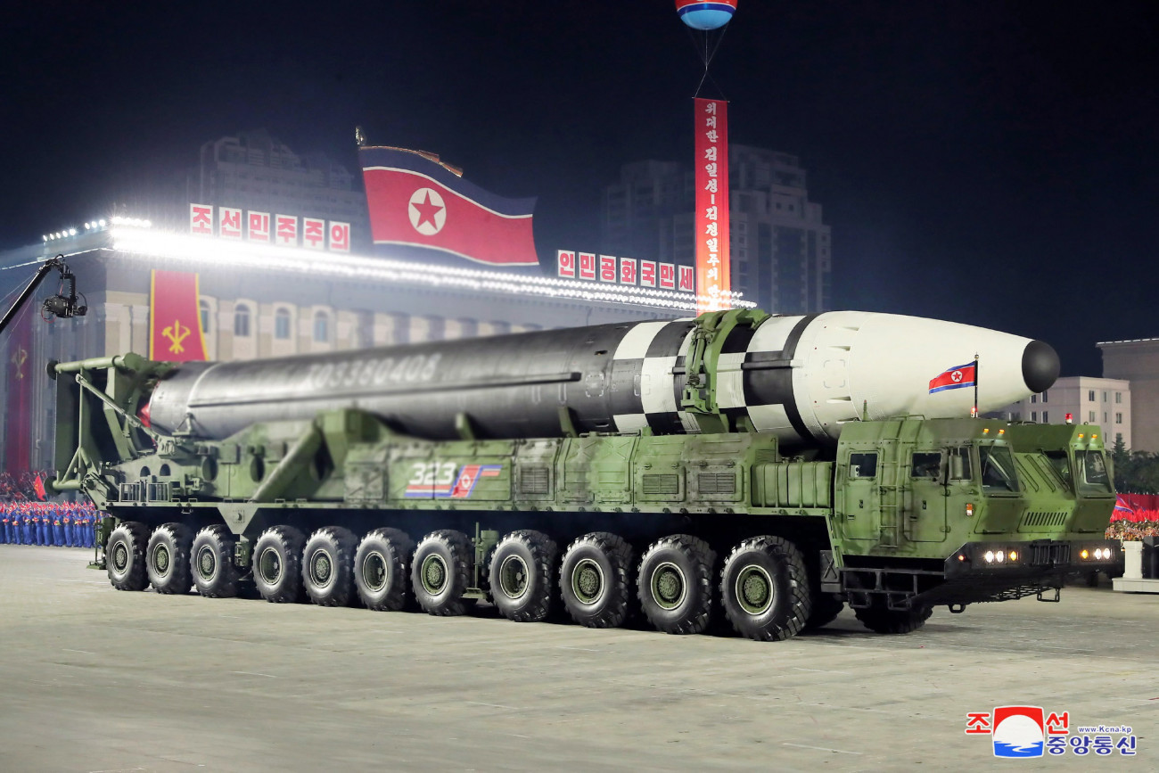 Phenjan, 2020. október 12.
A KCNA észak-koreai állami hírügynökség által 2020. október 12-én közreadott kép Észak-Korea új interkontinentális ballisztikus rakétájáról (ICBM) az észak-koreai kommunista állampárt, a Koreai Munkapárt alapításának 75. évfordulója alkalmából rendezett katonai parádén Phenjanban 2020. október 11-én.
MTI/EPA/KCNA/KCNA