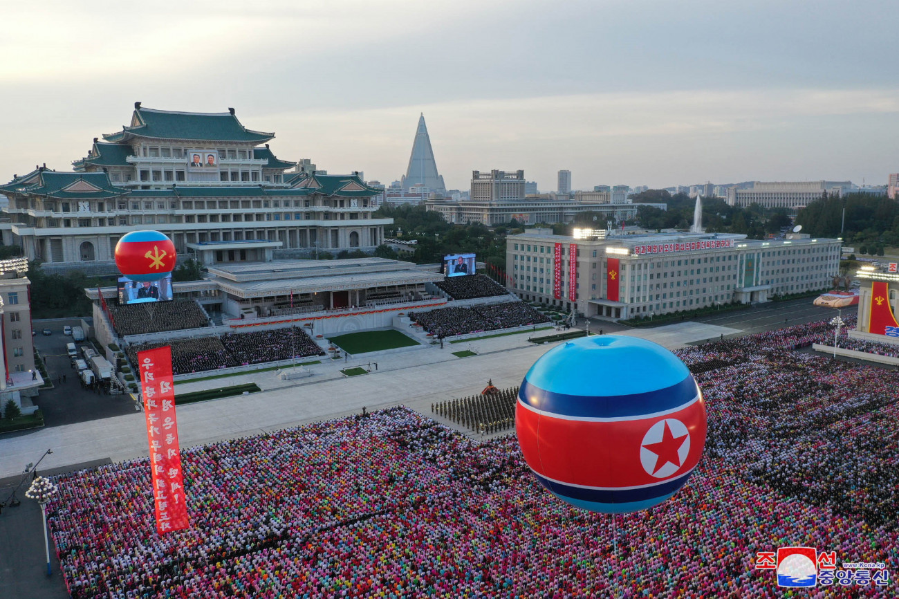 Phenjan, 2020. október 11.
A KCNA észak-koreai állami hírügynökség által 2020. október 11-én közreadott kép a sztálinista állampárt, a Munkapárt 75 évvel ezelőtti megalapításának évfordulóján rendezett ünnepség résztvevőiről Phenjanban október 10-én.
MTI/EPA/KCNA