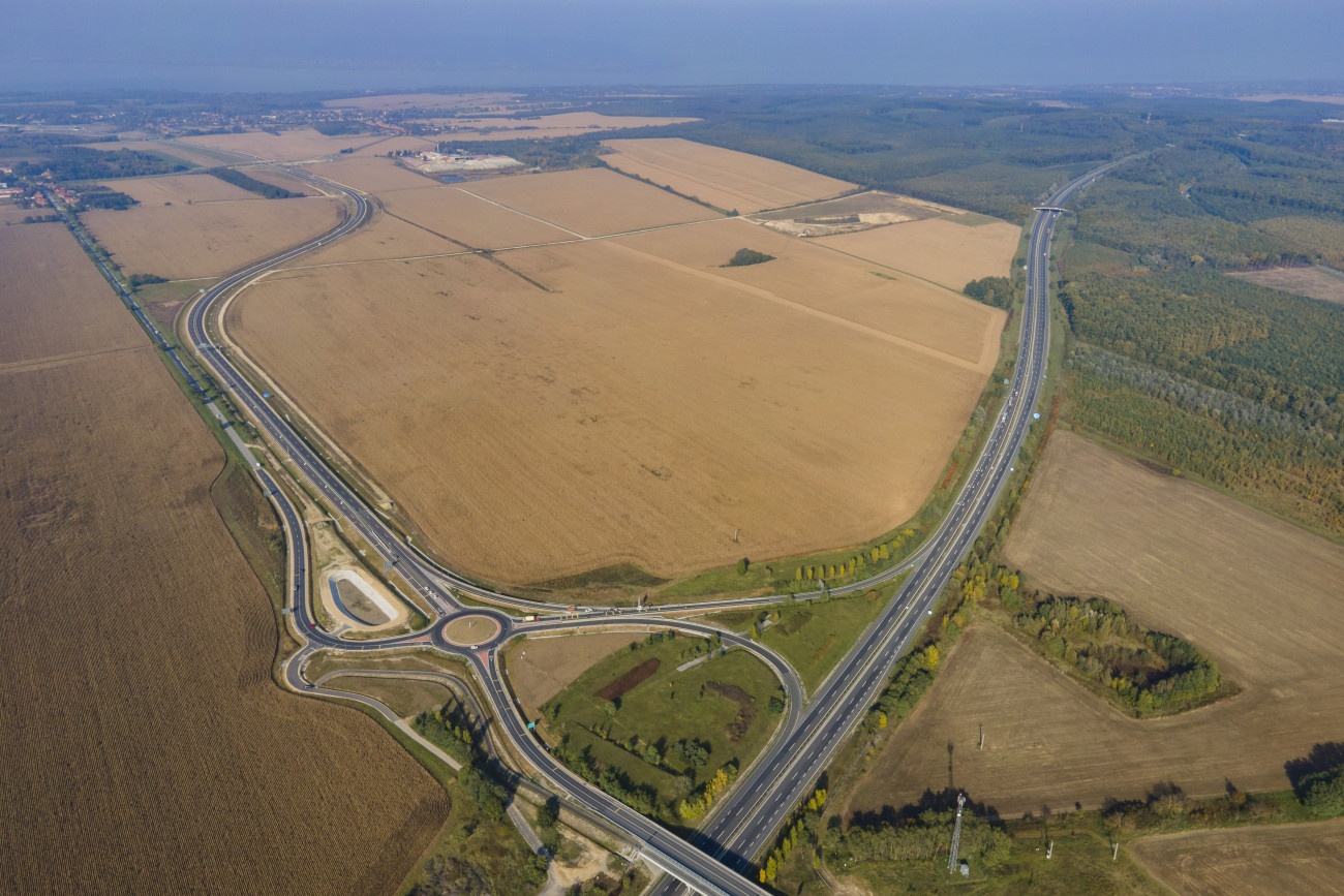 Hollád, 2020. október 22.
Az M76-os autóút (b) és az M7-es autópálya Holládi csomópontja 2020. október 22-én az M76-os autóút első szakaszának átadásakor.
MTI/Varga György