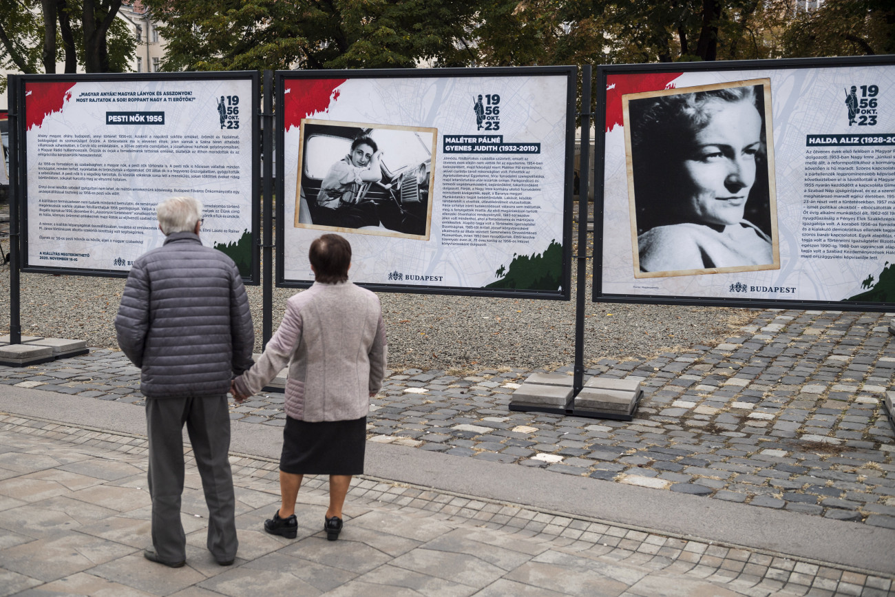 Budapest, 2020. október 23.
Érdeklődők az 1956-os pesti nők előtt tisztelgő arcképkiállítás megnyitóján az V. kerületi Városháza parkban 2020. október 23-án.
MTI/Mónus Márton