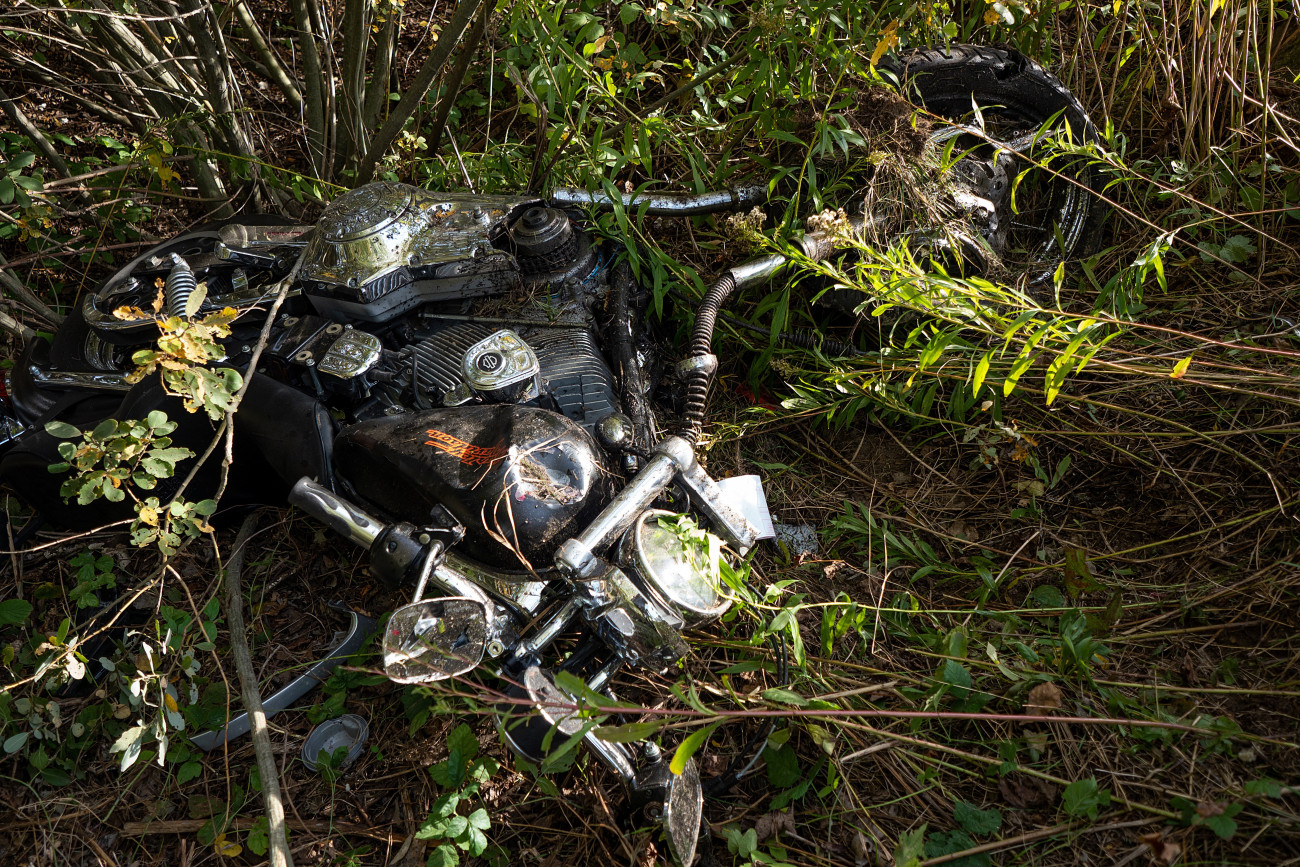 Dusnok, 2020. október 23.
Összeroncsolódott motorkerékpár 2020. október 23-án az 51-es főút 140-es kilométerénél, Dusnok közelében, ahol egy személyautó összeütközött két motorkerékpárral. A két motoros a helyszínen meghalt.
MTI/Donka Ferenc