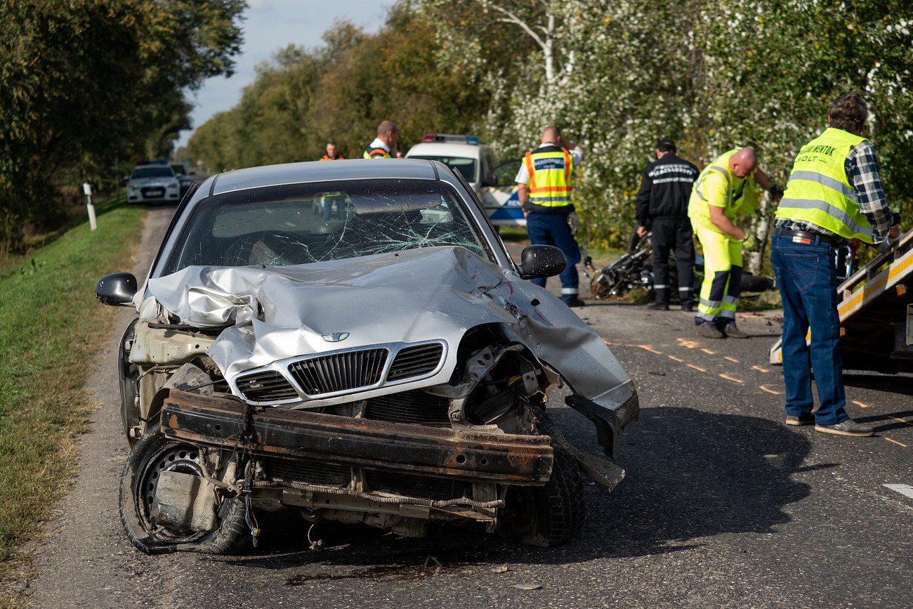 Dusnok, 2020. október 23.
Összeroncsolódott személyautó az 51-es főút 140-es kilométerénél, Dusnok közelében 2020. október 23-án, miután az autó összeütközött két motorkerékpárral. A két motoros a helyszínen meghalt.
MTI/Donka Ferenc