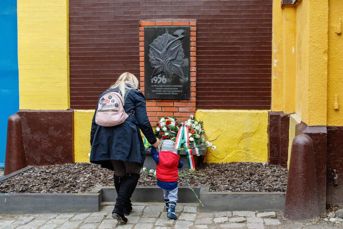 Ungvár, 2020. október 23.
Nő gyermekével a forradalom és szabadságharc kitörésének 64. évfordulóján Ungváron, 1956-os emléktáblánál, a helyi börtön falánál 2020. október 23-án.
MTI/Nemes János