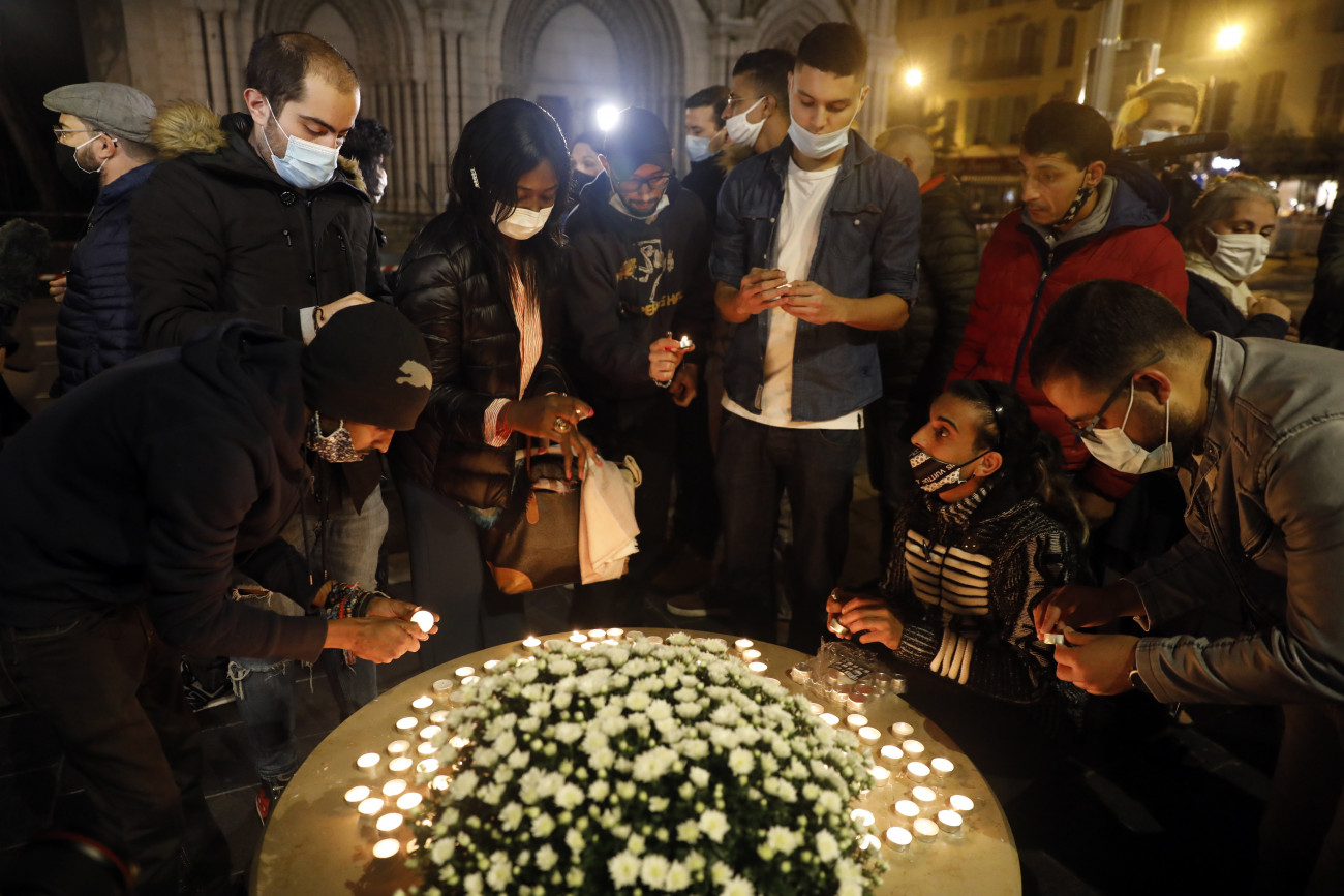 Nizza, 2020. október 29.
Gyászolók mécseseket gyújtanak az áldozatok emlékére a nizzai Notre-Dame-bazilikánál 2020. október 29-én. Brahim Ausszaui 21 éves tunéziai bevándorló a reggeli órákban késsel támadt a bazilikában tartózkodó három emberre, egy idős nőt lefejezett, a sekrestyést és egy másik nőt halálosan megsebesített.
MTI/EPA/Sebastien Nogier