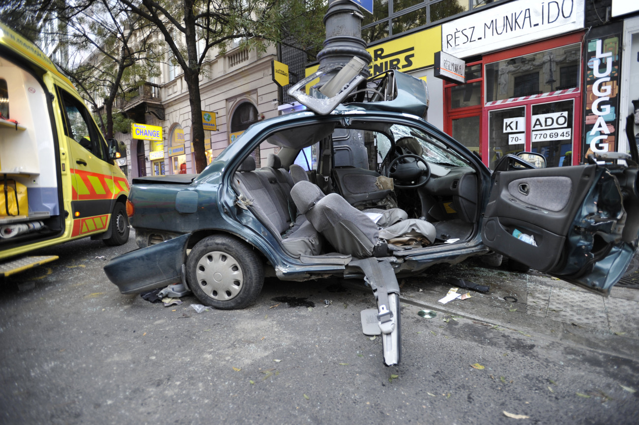 Budapest, 2020. november 1.
Villanyoszlopnak csapódott, összetört személygépkocsi a Károly körúton 2020. november 1-jén. A balesetben az autót vezető 17 éves fiú a helyszínen életét vesztette, utasát életveszélyes sérülésekkel vitték kórházba.
MTI/Mihádák Zoltán