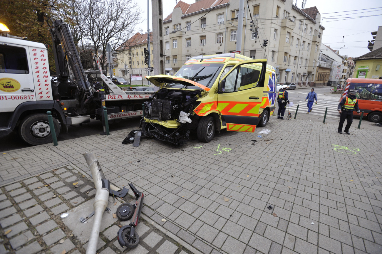 Budapest, 2020. november 14.
Összeroncsolódott mentőautó és egy összetört roller (az előtérben) a III. kerületi Bécsi út és Kiscelli út kereszteződésénél 2020. november 14-én. A mentő összeütközött egy személyautóval, az autó sofőrje és egy gyalogos megsérült.
MTI/Mihádák Zoltán
