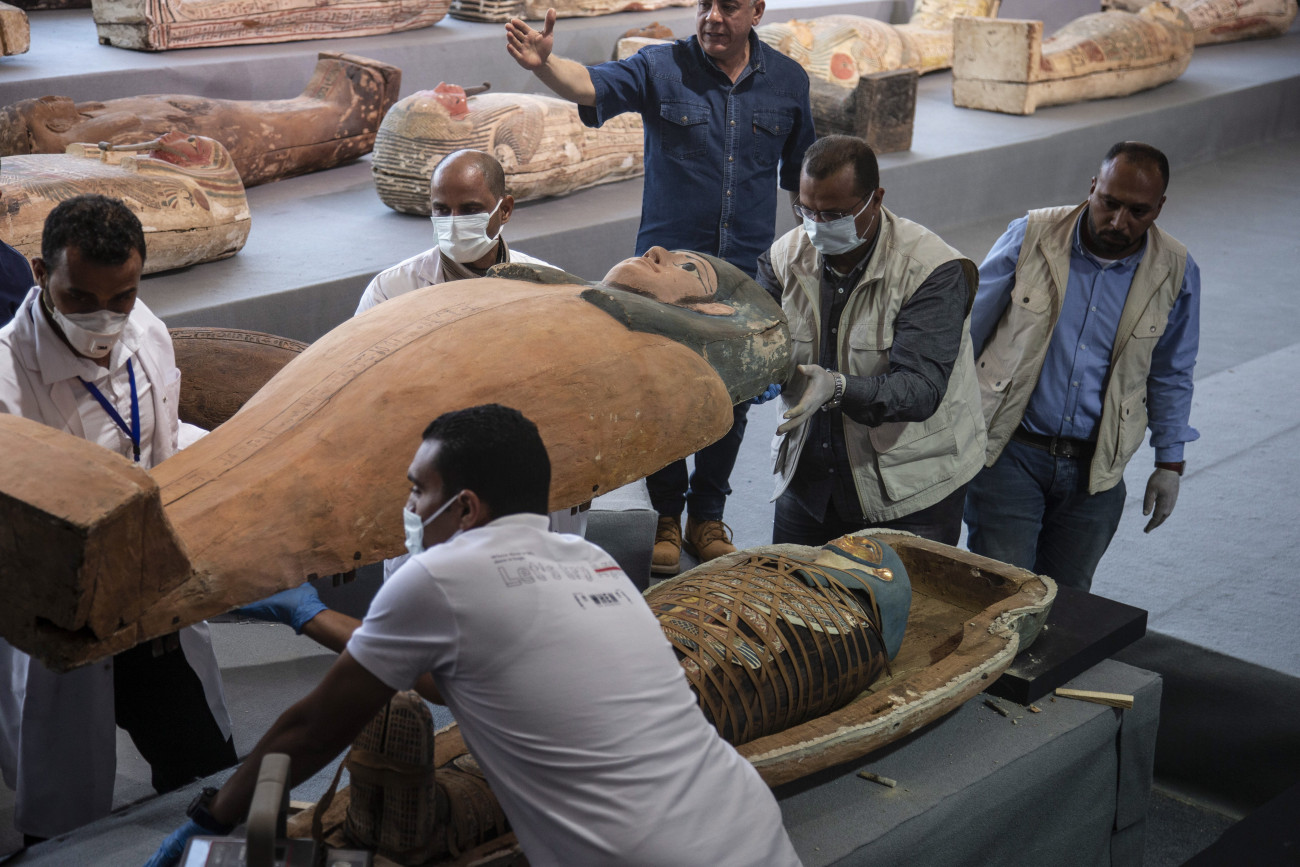 Szakkara, 2020. november 14.
Felnyitnak egy több mint 2500 éves szarkofágot az egyiptomi Szakkarában 2020. november 14-én. A régészek legalább száz ókori koporsót, többekben múmiával, valamint körülbelül negyven aranyozott szobrot találtak a Kairótól délre, Gíza tartományban fekvő Szakkara nekropoliszában.
MTI/EPA/Mohamed Hoszam