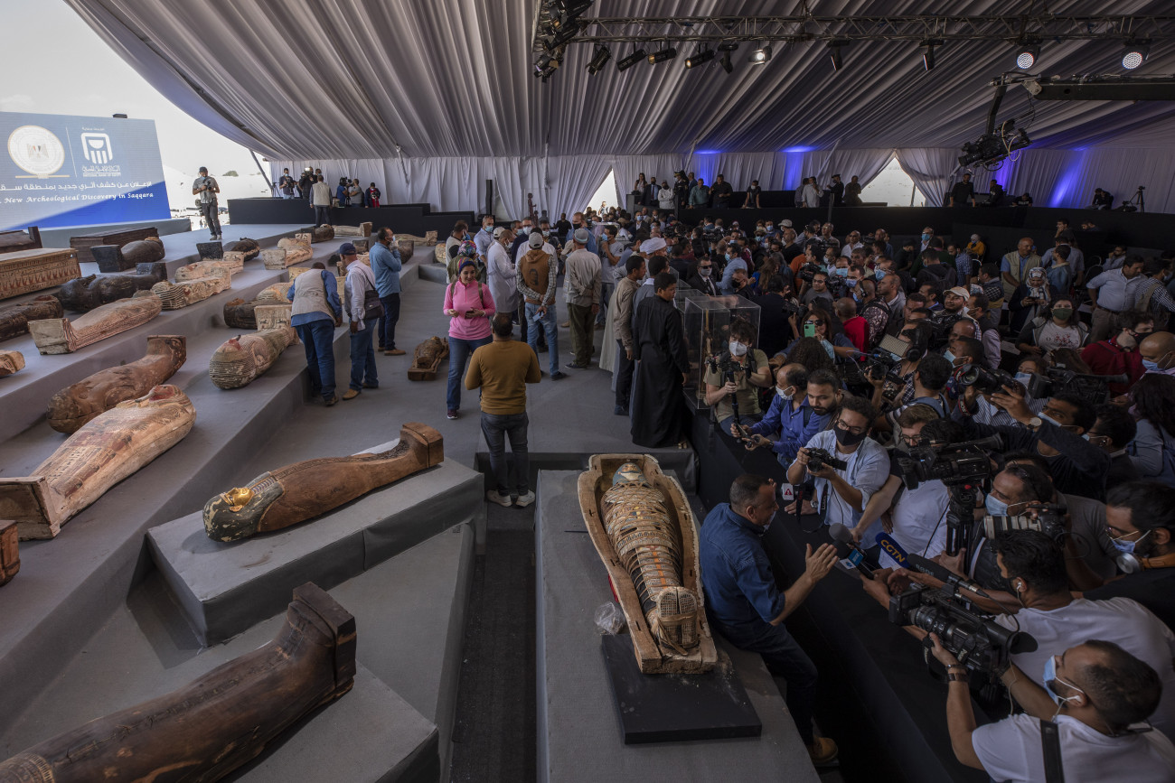 Szakkara, 2020. november 14.
Több mint 2500 éves szarkofágokat mutatnak be az egyiptomi Szakkarában 2020. november 14-én. A régészek legalább száz ókori koporsót, többekben múmiával, valamint körülbelül negyven aranyozott szobrot találtak a Kairótól délre, Gíza tartományban fekvő Szakkara nekropoliszában.
MTI/AP