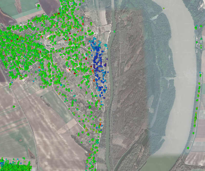 A Fejér megyei Rácalmás keleti részén a Duna menti magaspart egy blokkja csúszik a folyó
felé egy a sebességtérképen jól kivehető elválási felület mentén. A zöld pontokra stabilitás
jellemző. A kelet felé, alacsony szögben csúszó löszpart a műholdirányban az észlelés
geometriáját figyelembe véve közeledést jelent (kék pontok). A sebesség lejtőirányba
átszámítva eléri a több cm/évet. A csúszó löszblokk határánál, az elválási felületnél
süllyedésre utaló mozgások is detektálhatók (piros pontok). (Kép: Geo-Sentinel Kft., háttér:
Google Earth)