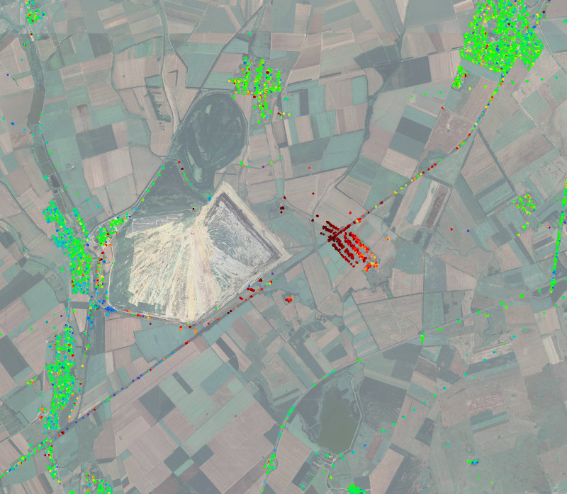 A Borsod-Abaúj-Zemplén megyei Csincse mellett végzett külszíni lignitfejtés miatt alacsonyra
levitt talajvízszint jelentős felszínsüllyedést okoz. A legsötétebb bordó pontok a
műholdirányban 1 cm/évet meghaladó sebességű távolságnövekedést jeleznek. (Kép: GeoSentinel Kft., háttér: Google Earth)