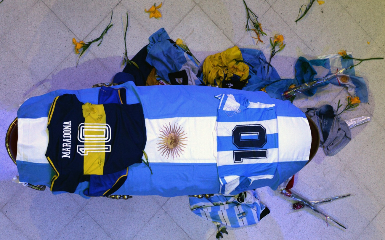 Buenos Aires, 2020. november 26.
Az argentin elnöki hivatal által közreadott képen Diego Maradona ravatala a Buenos Aires-i elnöki palotában 2020. november 26-án, miután az előző nap, 60 éves korában elhunyt a legendás argentin labdarúgó.
MTI/AP/Argentin elnöki hivatal