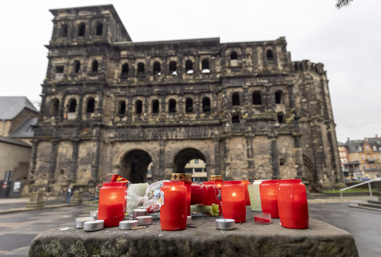 Trier, 2020. december 2.
Az áldozatok emlékére gyújtott mécsesek Trier római kori kapuja, a Porta Nigra közelében 2020. decemebr 2-án, miután az előző nap egy részeg férfi autójával gyalogosok közé hajtott a németországi város egyik sétálóutcájában. Öt ember, köztük egy kilenc hónapos csecsemő életét vesztette, tizenöten megsérültek, többen súlyosan.
MTI/EPA/Ronald Wittek