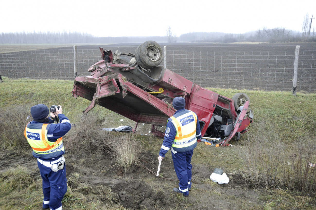 Újhartyán, 2020. december 16.
Tetejére borult, összeroncsolódott kisteherautó mellett helyszínelnek rendőrök az M5-ös autópálya főváros felé vezető oldalán, Újhartyán térségében 2020. december 16-án. A jármű összeütközött egy személyautóval, a balesetben egy férfi meghalt.
MTI/Mihádák Zoltán