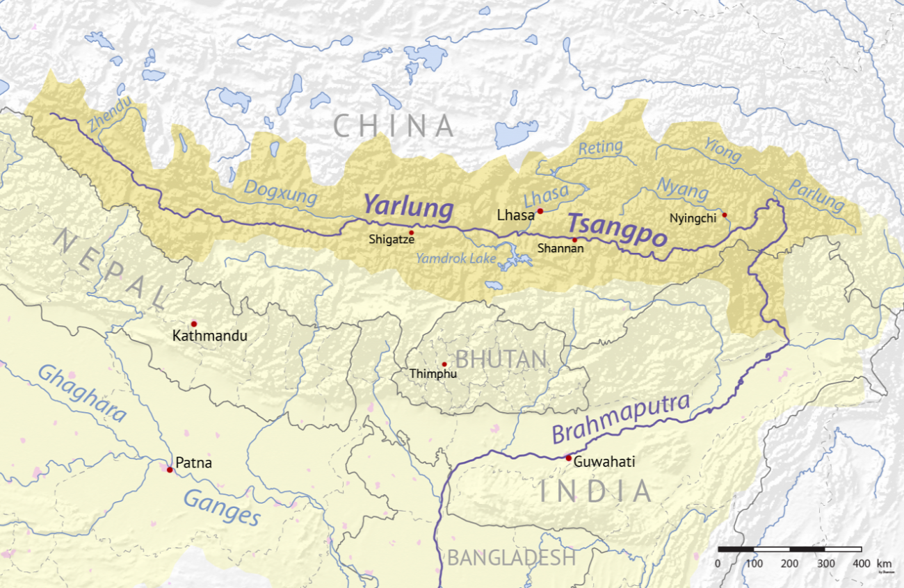 Kína Yarlung Tsangpo folyója a déli, tibeti fennsíkon, majd az indiai területen továbbfolyó Brahmaputra folyam - a vitatott beruházás a kínai-indiai határ régiójában jönne létre, ahol a hegyekből leereszkedve sokat esik a folyó vízszintje.
WIKIMEDIA COMMONS/DEMIS/SHANNON1