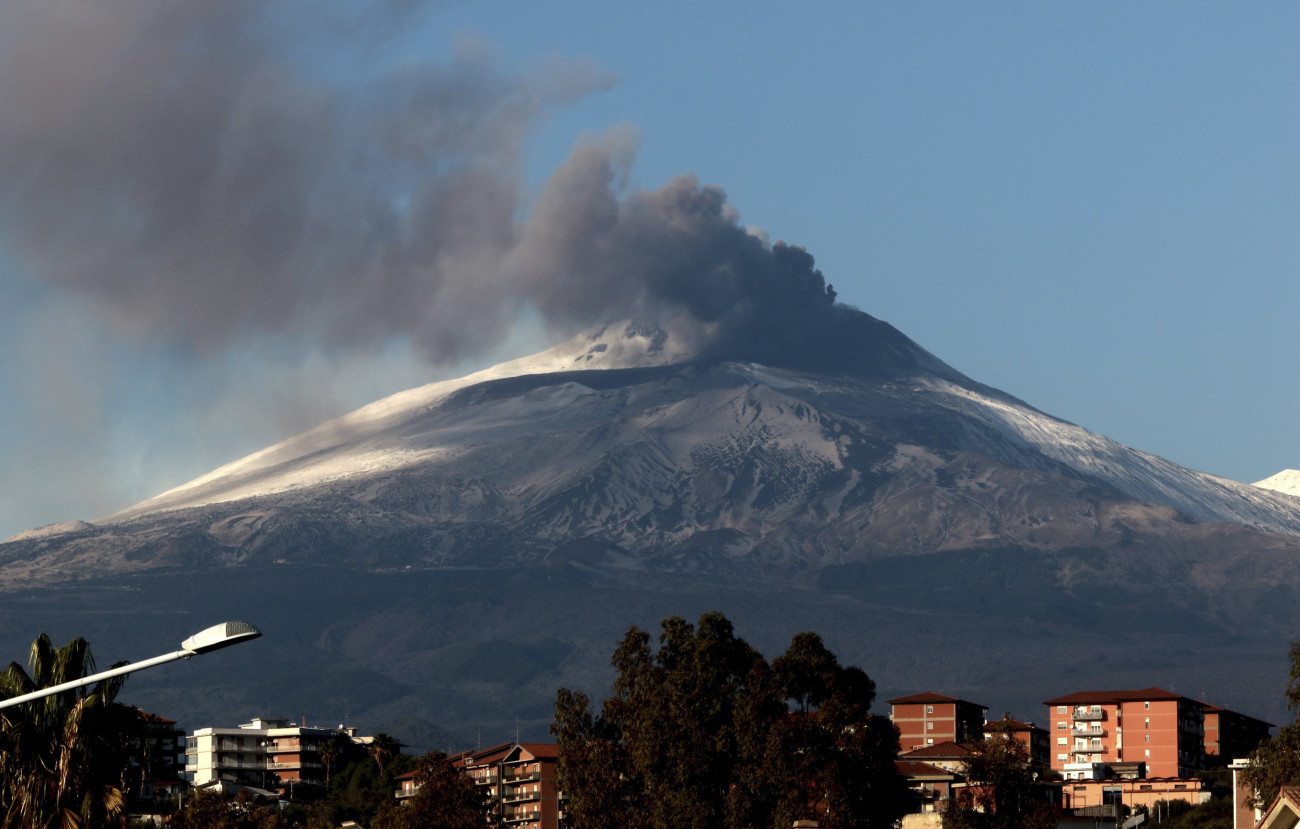 Catania, 2020. december 14.
Hamufelhőt lövell magából az Etna, Európa legnagyobb és legaktívabb vulkánja a szicíliai Catania város közelében 2020. december 14-én.
MTI/AP/LaPresse/Davide Anastasi