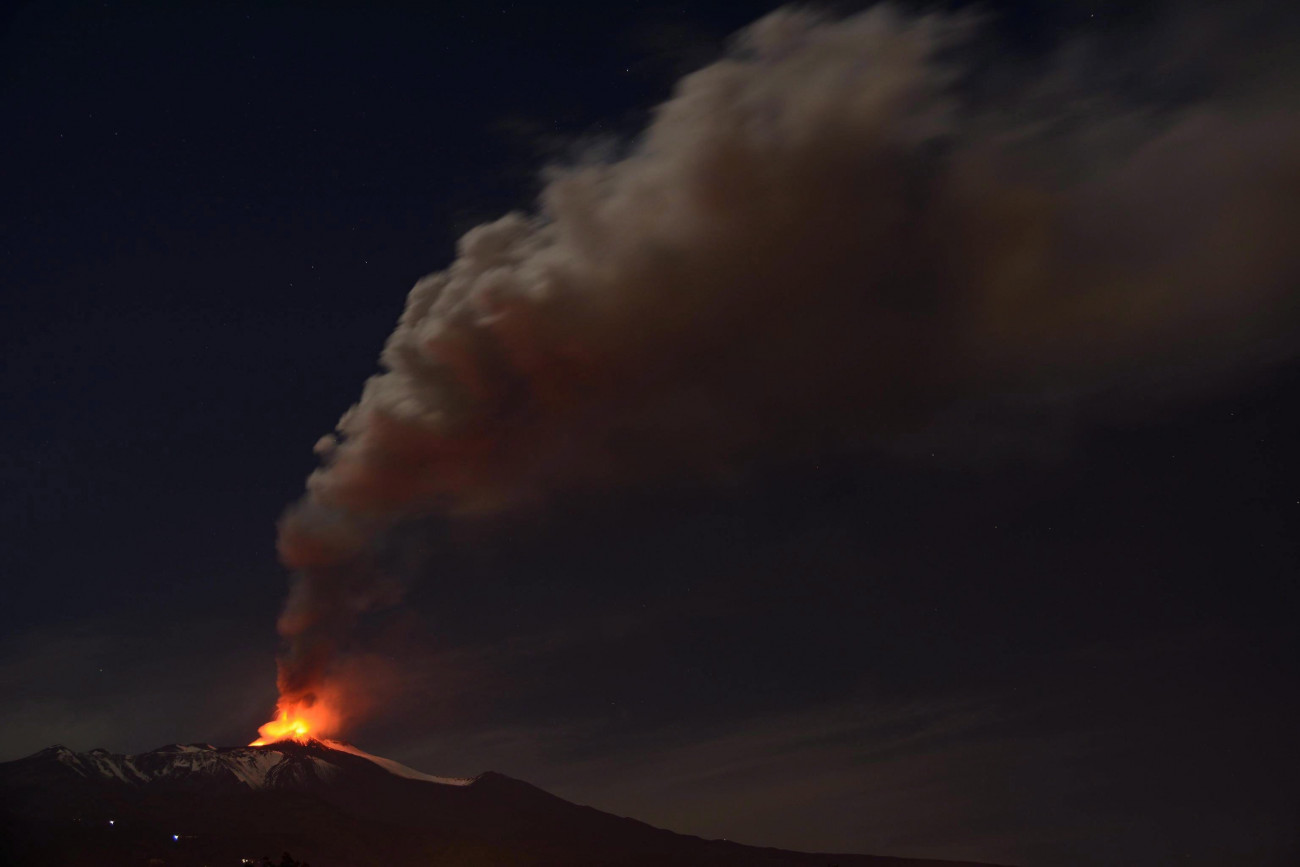 Catania, 2013. november 17.
Izzó lávát lövell ki sűrű fekete füsttel az Etna, Európa legnagyobb és legaktívabb vulkánja a szicíliai Catania város közelében 2013. november 17-én.(MTI/EPA/Davide Caudullo)
