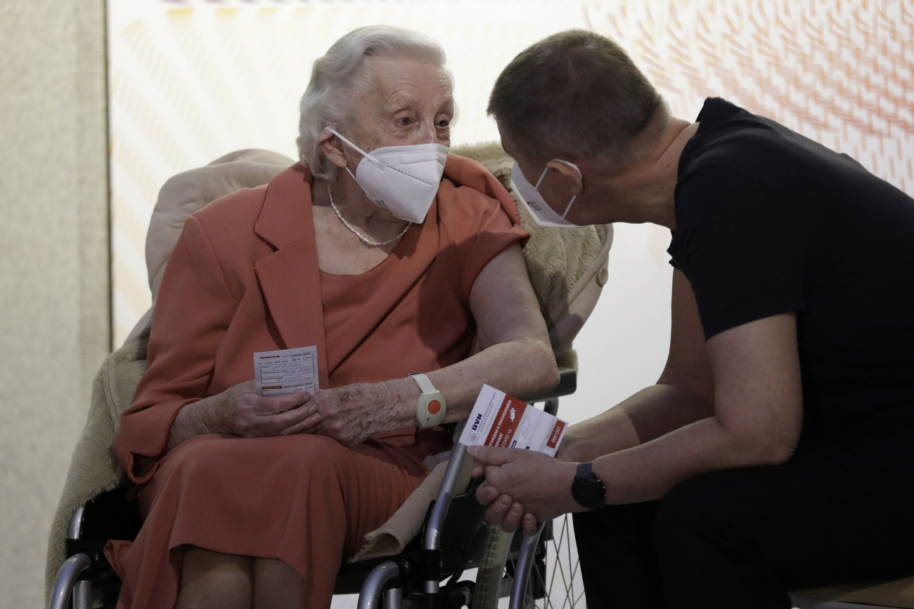Prága, 2020. december 27.
Andrej Babis cseh miniszterelnök (j) a 95 éves Emilie Repikovával, egy második világháborús veteránnal beszélget, miután megkapták a koronavírus (COVID-19) elleni vakcinát a prágai katonai kórházban 2020. december 27-én. Ezen a napon kezdődik az Európai Unió (EU) tagállamaiban a lakosság összehangolt beoltása. Az Európai Bizottság december 21-én adott feltételes forgalombahozatali engedélyt a német BioNTech és az amerikai Pfizer gyógyszeripari vállalatok által kifejlesztett vakcina európai alkalmazására.
MTI/AP/Petr David Josek