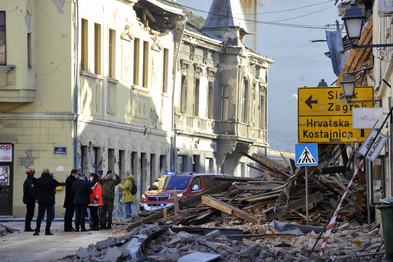 Petrinja, 2020. december 29.
Egy épület romjai Petrinjában 2020. december 29-én, miután 6,3 erősségű földrengés volt Közép-Horvátországban. Egy gyermek életét vesztette, feltehetőleg többen megsérültek.
MTI/AP