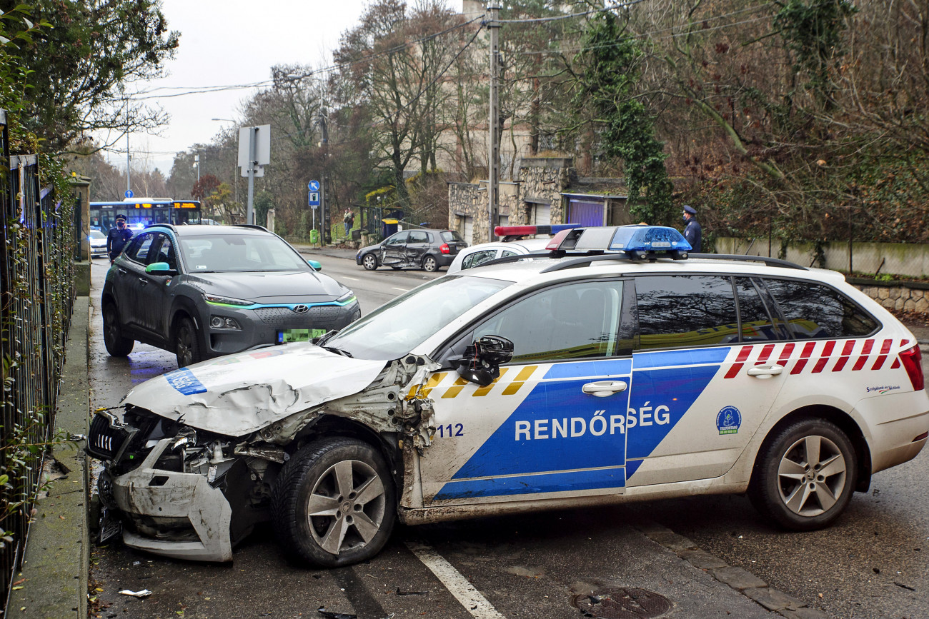 Budapest, 2020. december 30.
Ütközésben összetört személygépkocsik, köztük két rendőrautó Budapesten, az Istenhegyi úton 2020. december 30-án. A balesetben összesen négy jármű ütközött, két rendőrautó és két másik gépkocsi. Személyi sérülés nem történt, de egy rendőrt a mentők kórházba vittek megfigyelésre. Az MTI helyszínről származó információi szerint a két rendőrautó megkülönböztető jelzést használt, amikor a baleset bekövetkezett.
MTI/Lakatos Péter